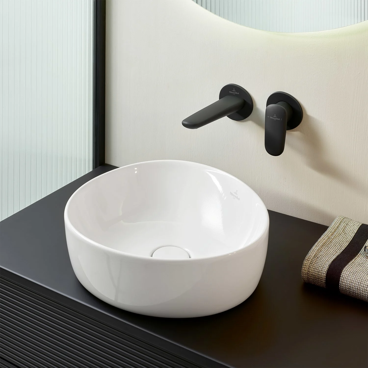 Biała umywalka z czarną baterią ścienną, Villeroy & Boch