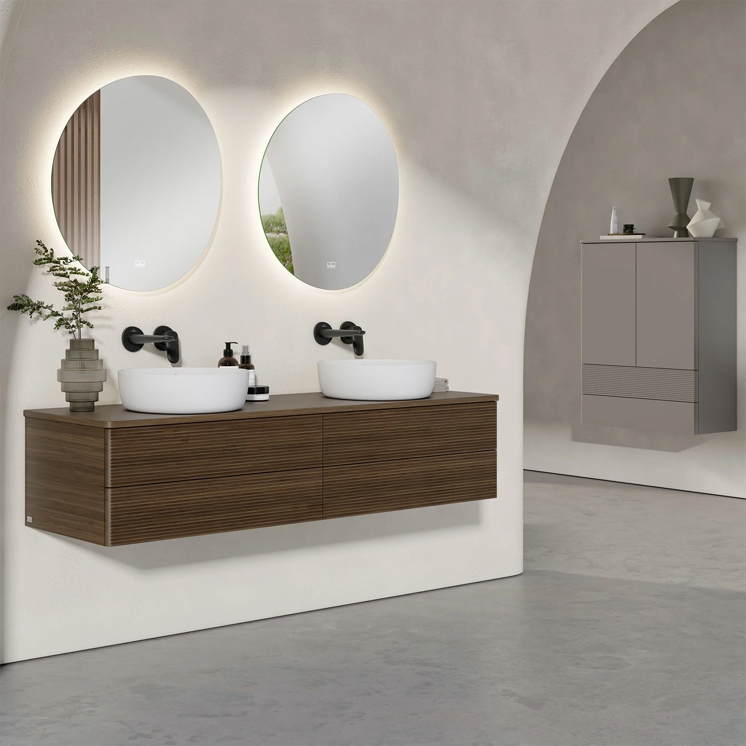 Łazienka z podwójnymi umywalkami i lustrami, Villeroy & Boch