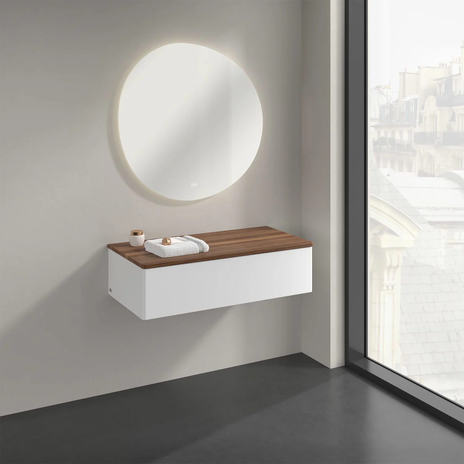 Biała umywalka z okrągłym lustrem w łazience, Villeroy & Boch