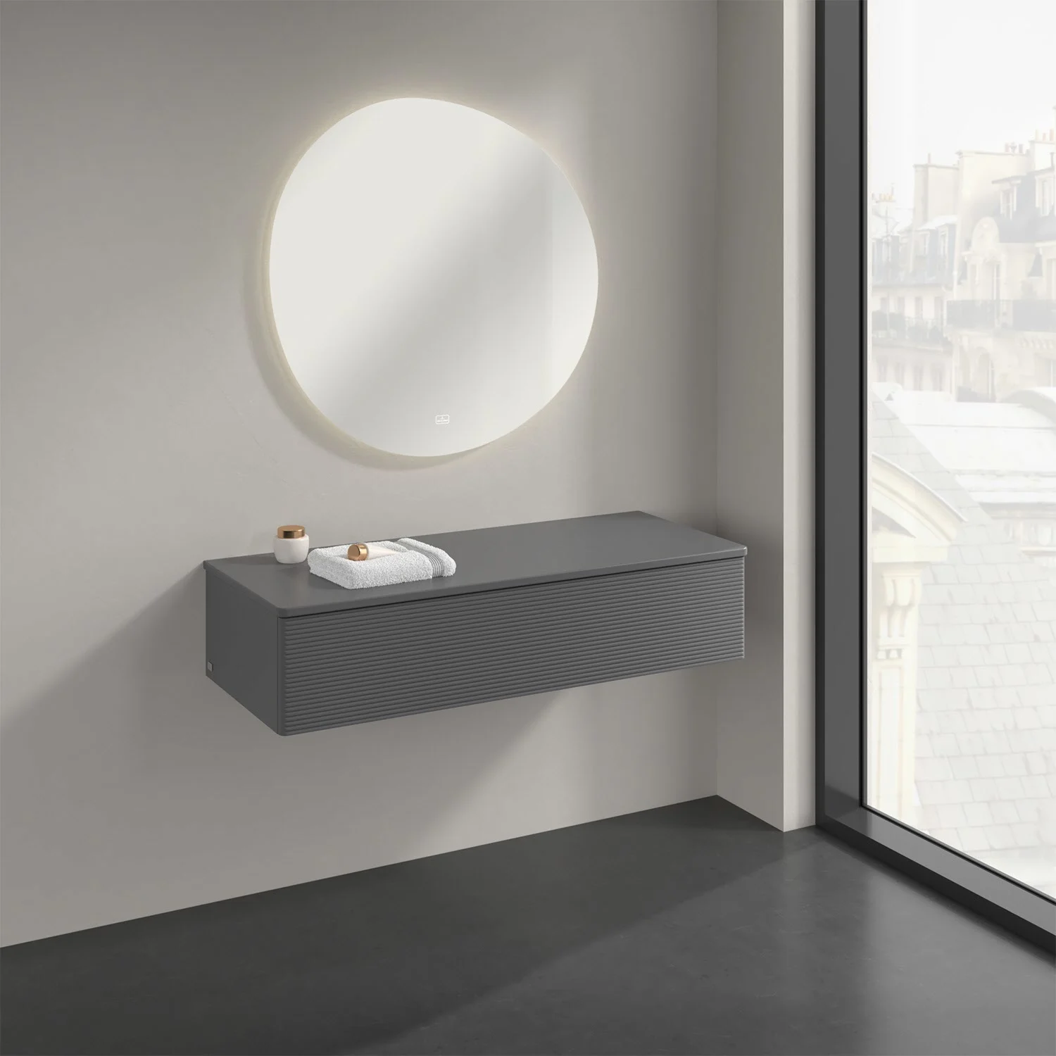 Szare meble łazienkowe z okrągłym lustrem w łazience, Villeroy & Boch