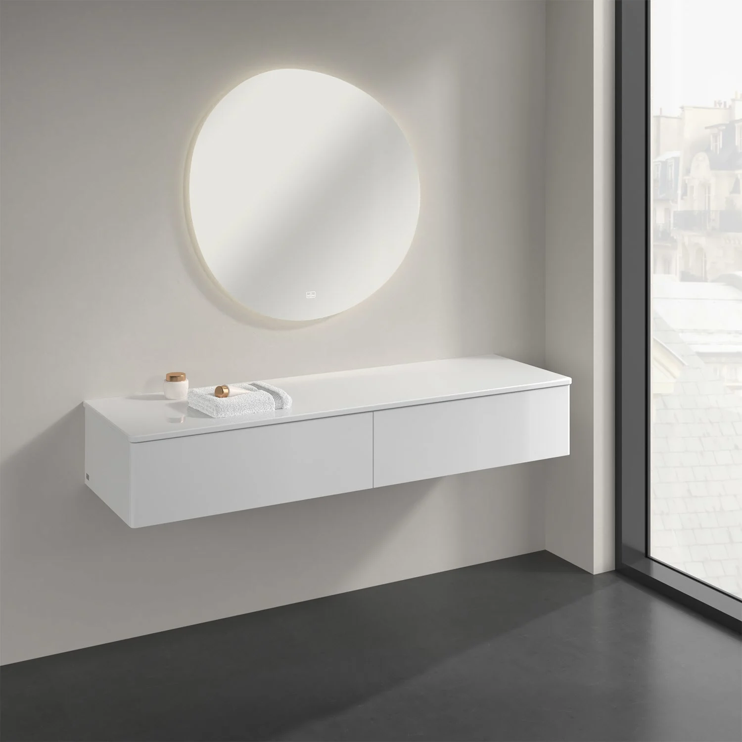 Biała umywalka z okrągłym lustrem w łazience, Villeroy & Boch
