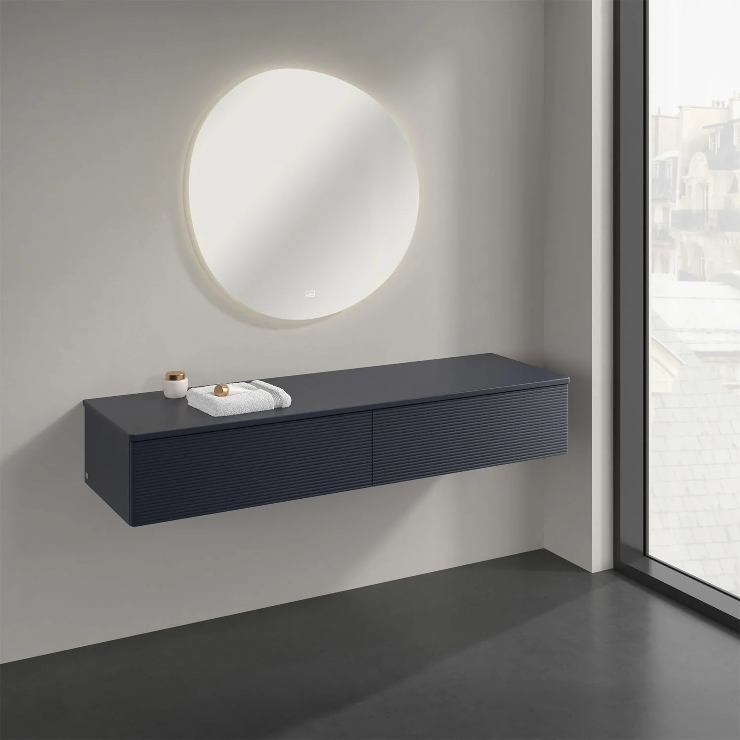 Ciemne meble łazienkowe z okrągłym lustrem w łazience, Villeroy & Boch