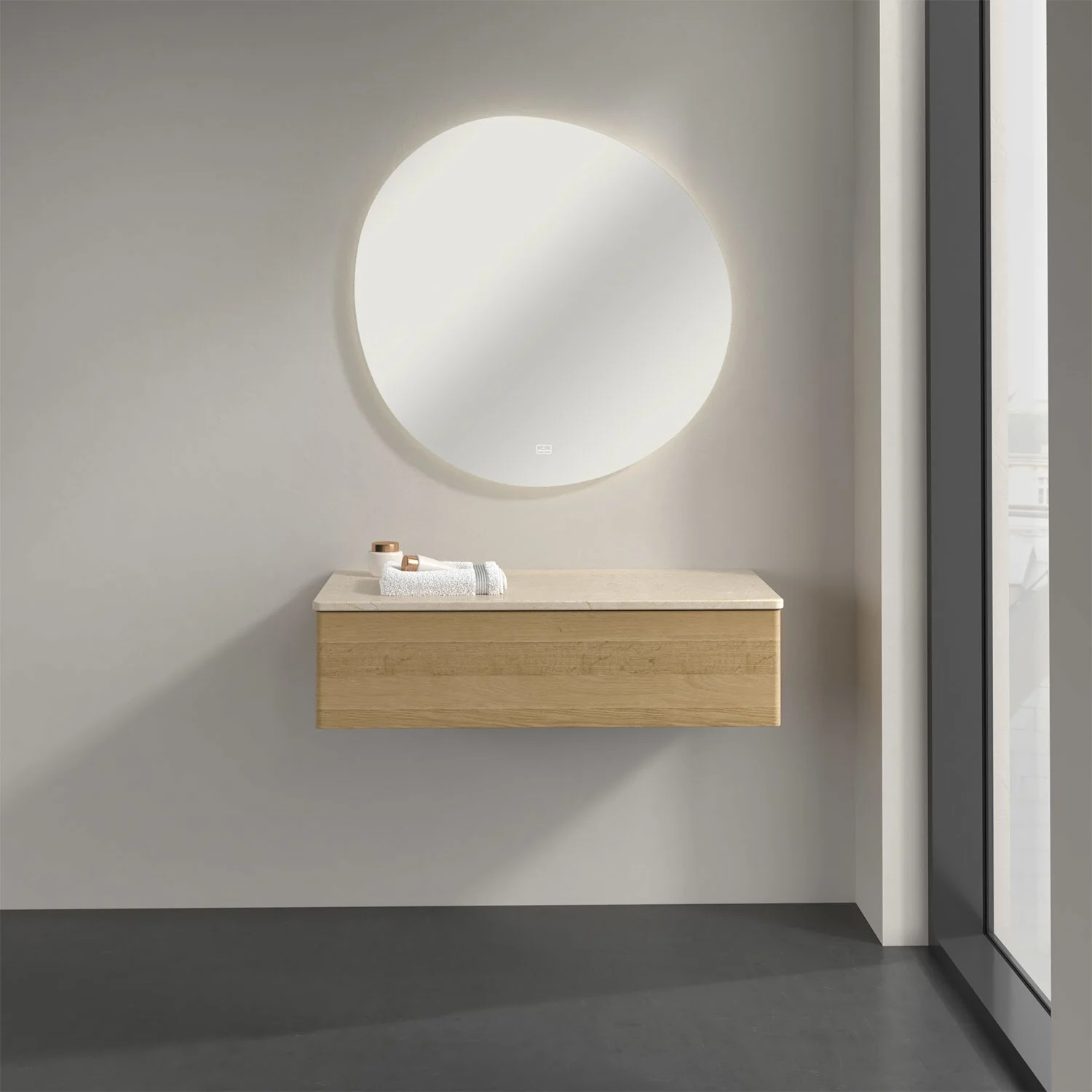 Drewniane meble łazienkowe z okrągłym lustrem w łazience, Villeroy & Boch