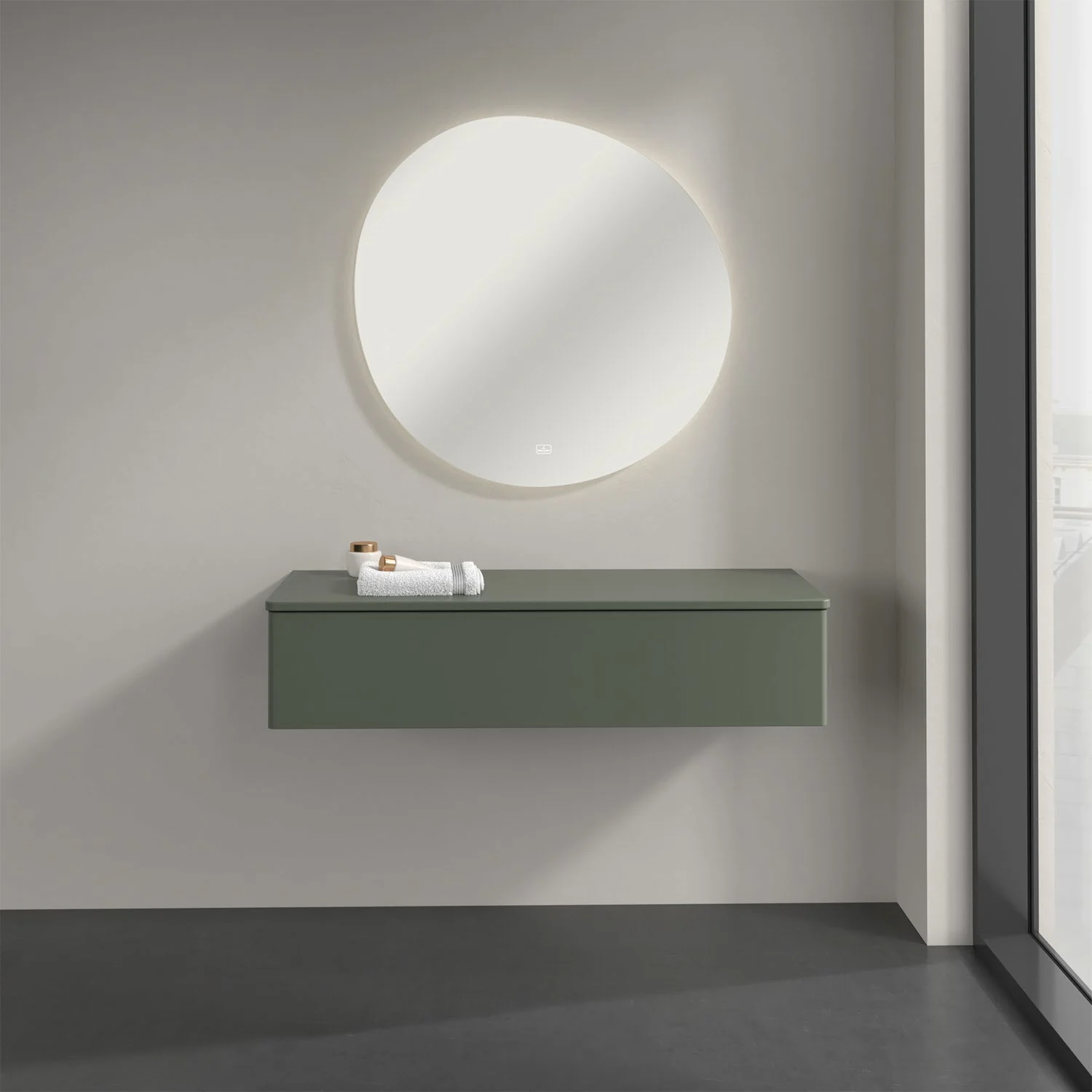 Zielone meble łazienkowe z okrągłym lustrem w łazience, Villeroy & Boch