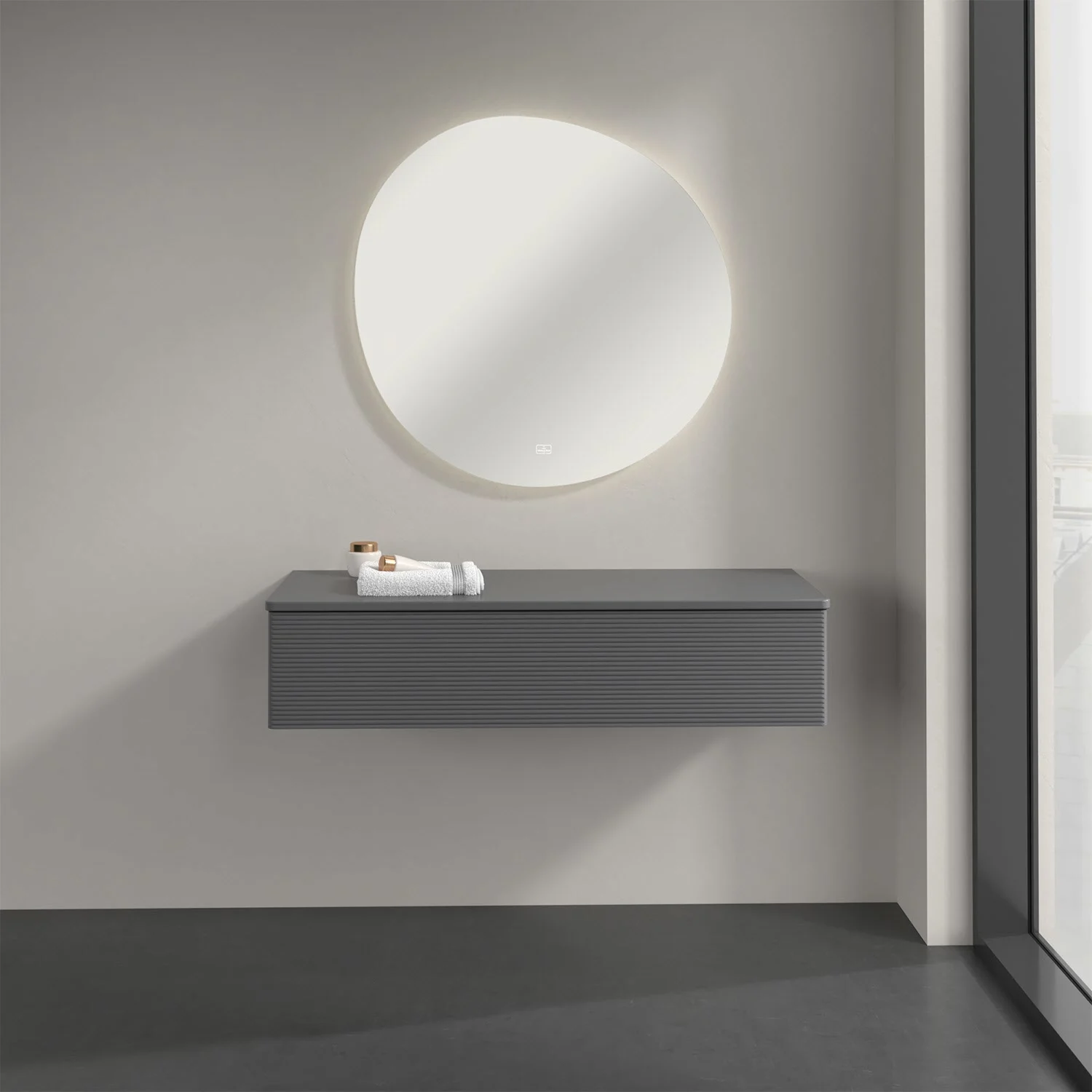 Szare meble łazienkowe z okrągłym lustrem w łazience, Villeroy & Boch
