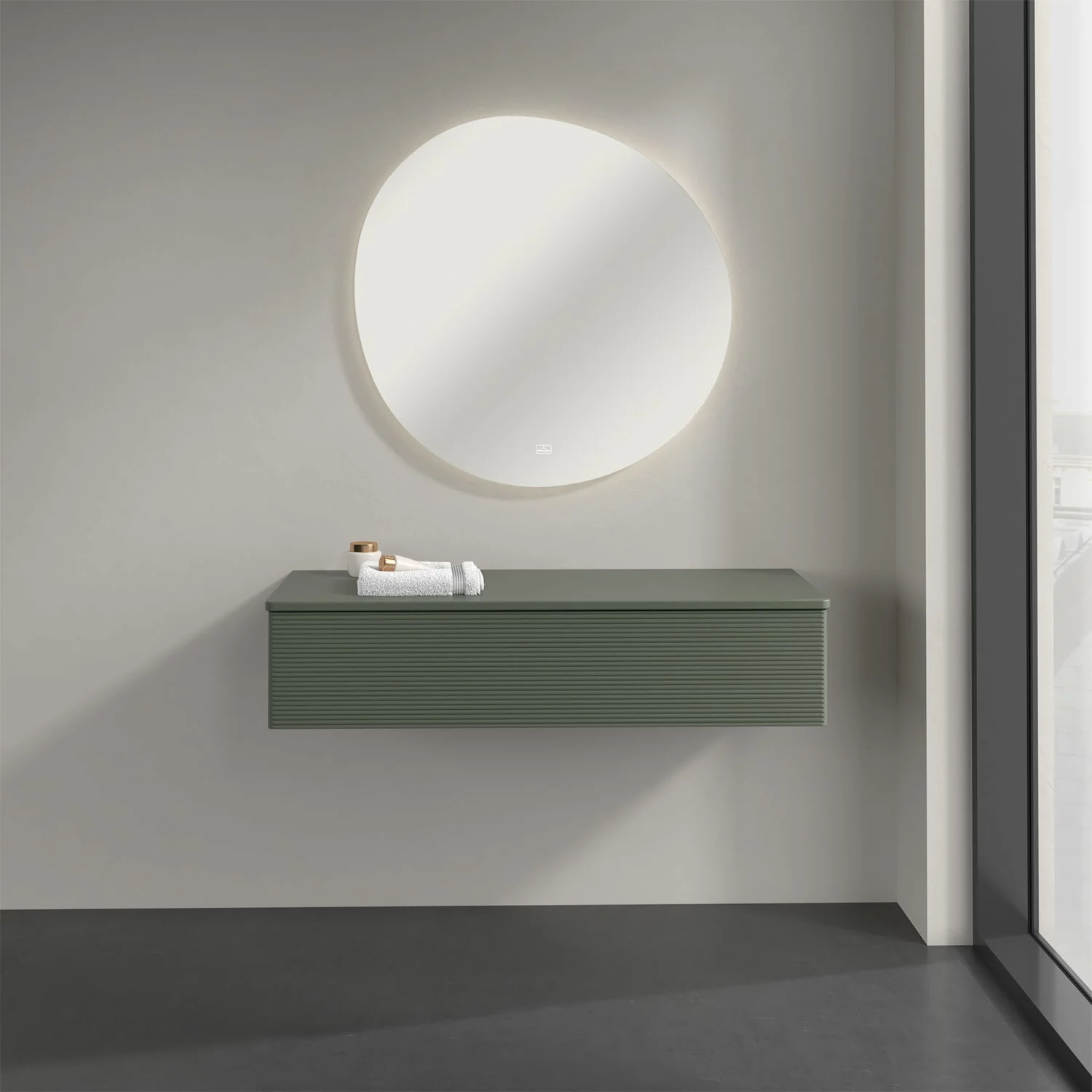 Zielone meble łazienkowe z okrągłym lustrem w łazience, Villeroy & Boch