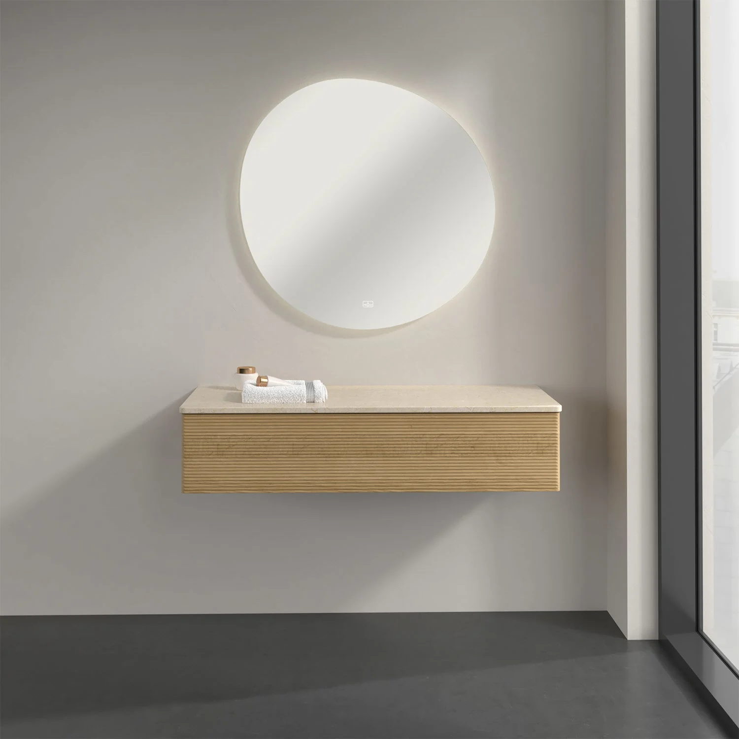 Drewniane żebrowane meble łazienkowe z okrągłym lustrem, Villeroy & Boch