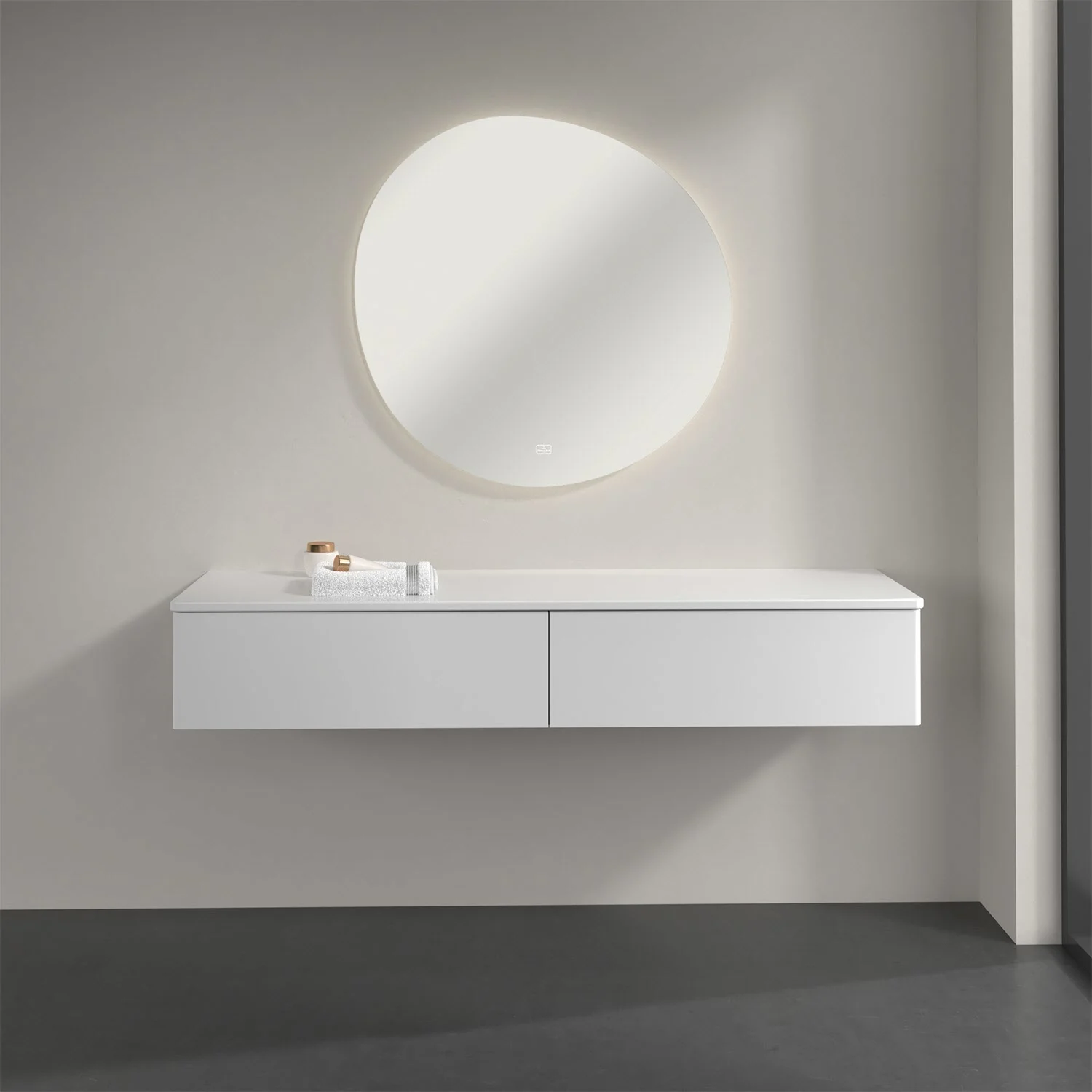 Białe meble łazienkowe z okrągłym lustrem, Villeroy & Boch
