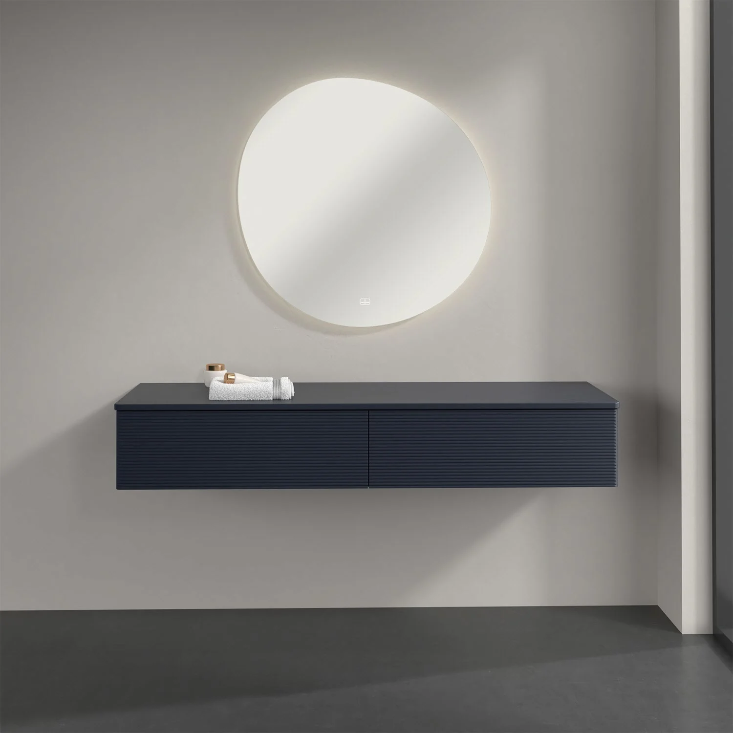 Ciemnoniebieskie meble łazienkowe z okrągłym lustrem, Villeroy & Boch