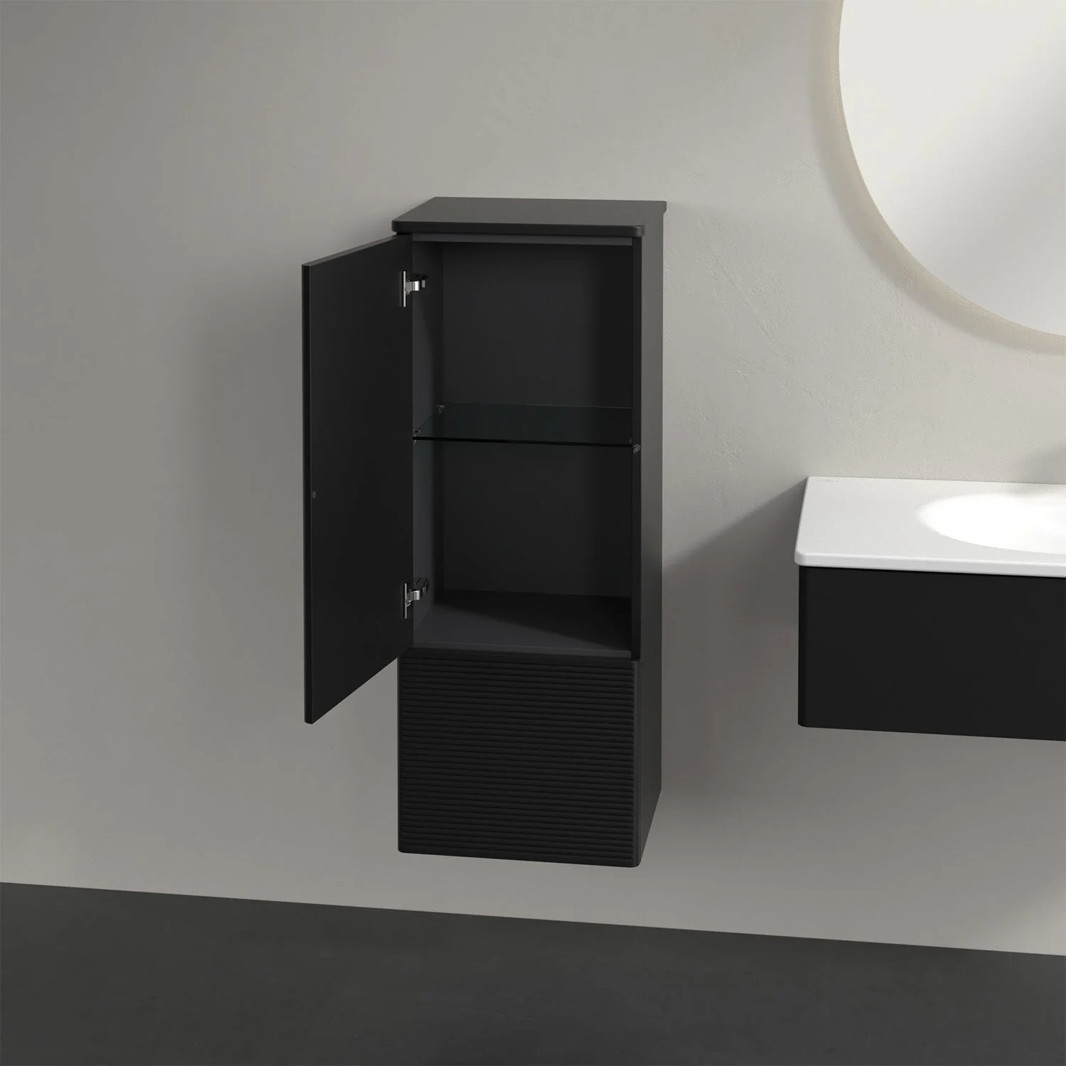 Czarna szafka wisząca w łazience z otwartymi drzwiami, Villeroy & Boch