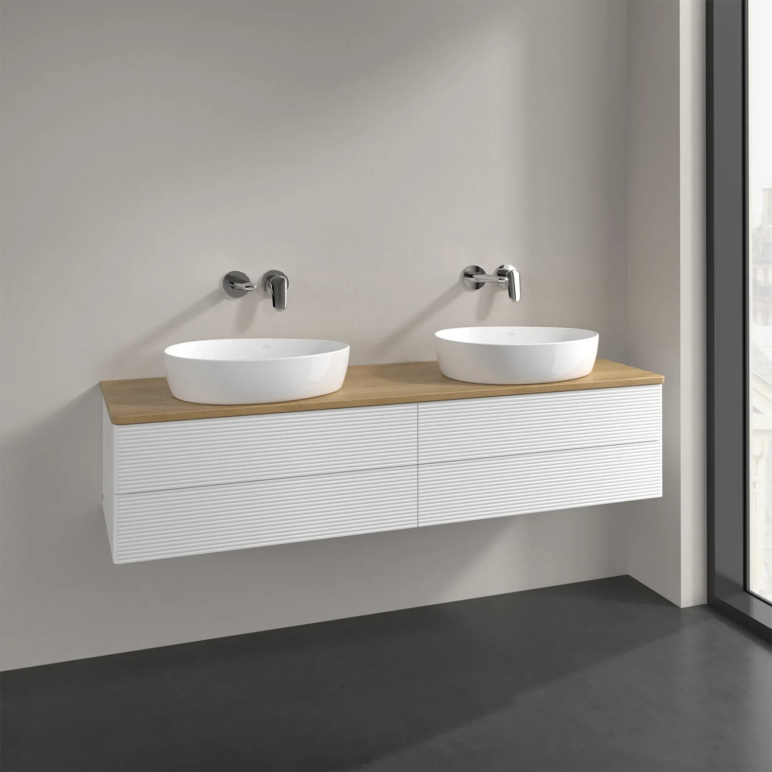 Podwójna umywalka z jasną szafką w łazience, Villeroy & Boch