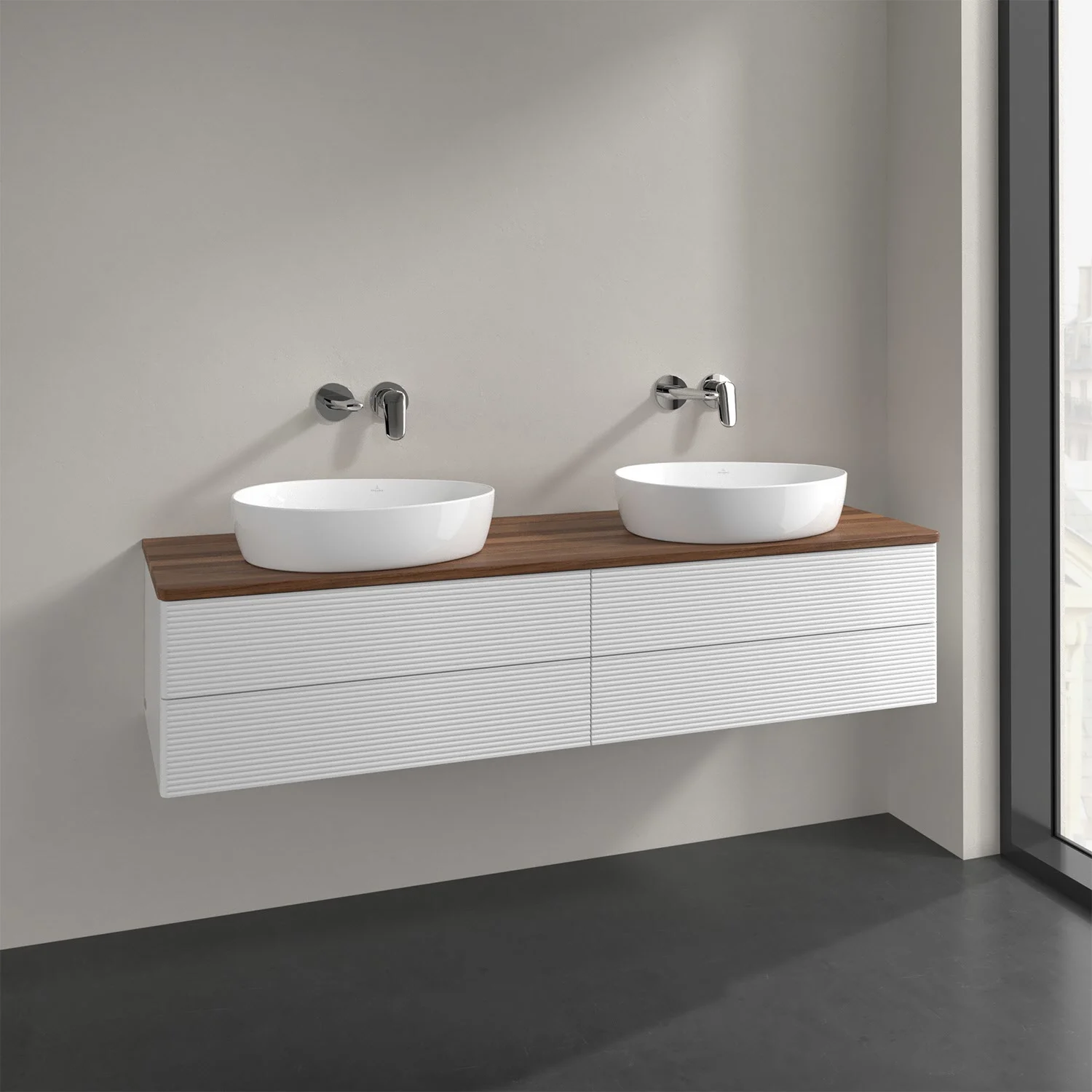 Podwójna umywalka z białą szafką w łazience, Villeroy & Boch