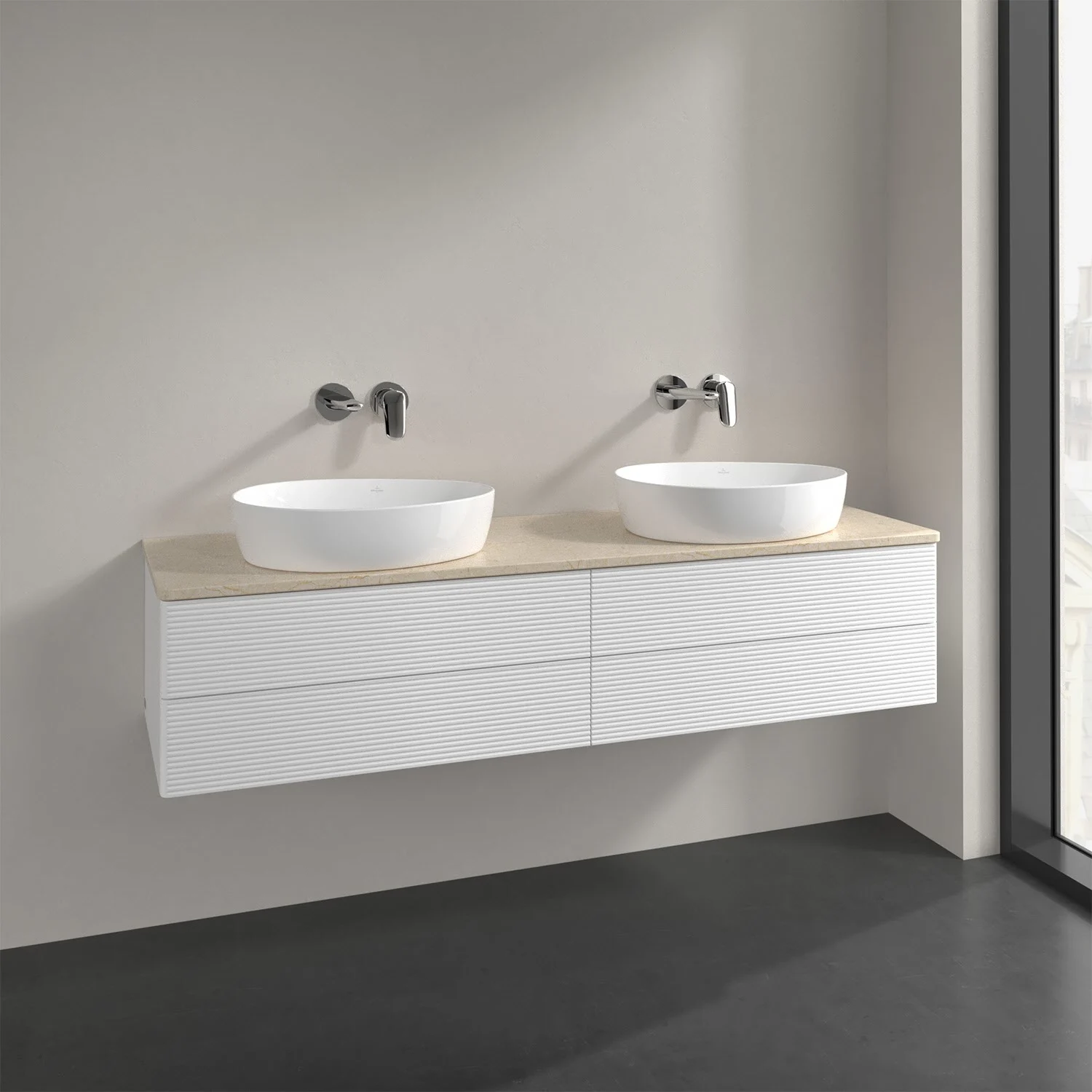 Podwójna umywalka z białą szafką w łazience, Villeroy & Boch