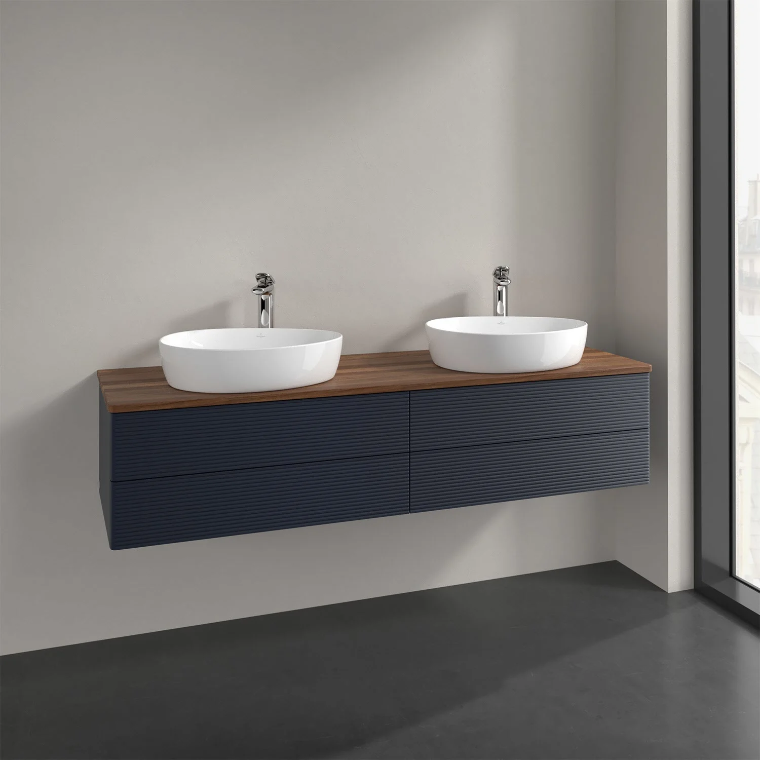 Podwójna umywalka z ciemnoniebieską powierzchnią w łazience, Villeroy & Boch