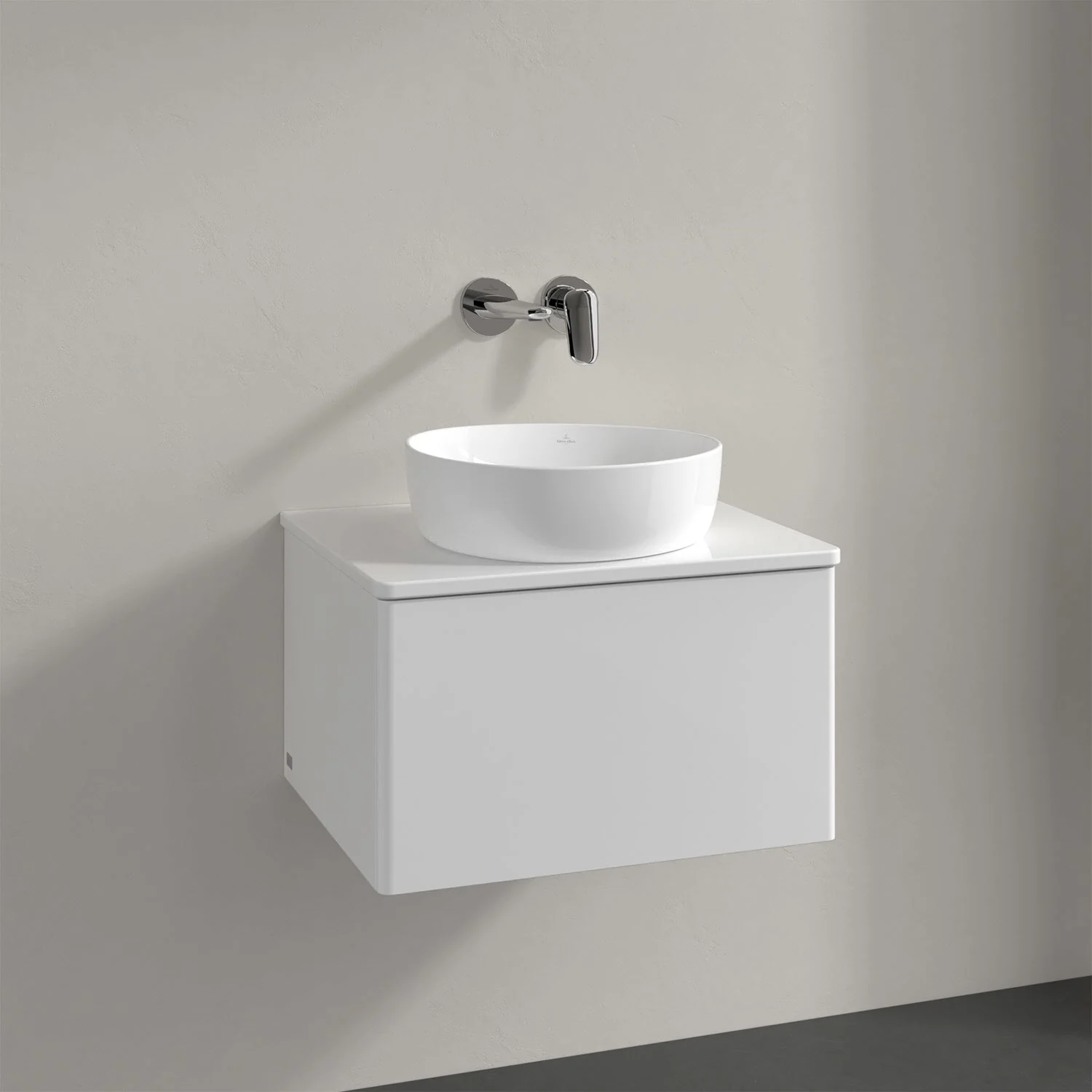Biała umywalka z baterią ścienną z bliska, Villeroy & Boch