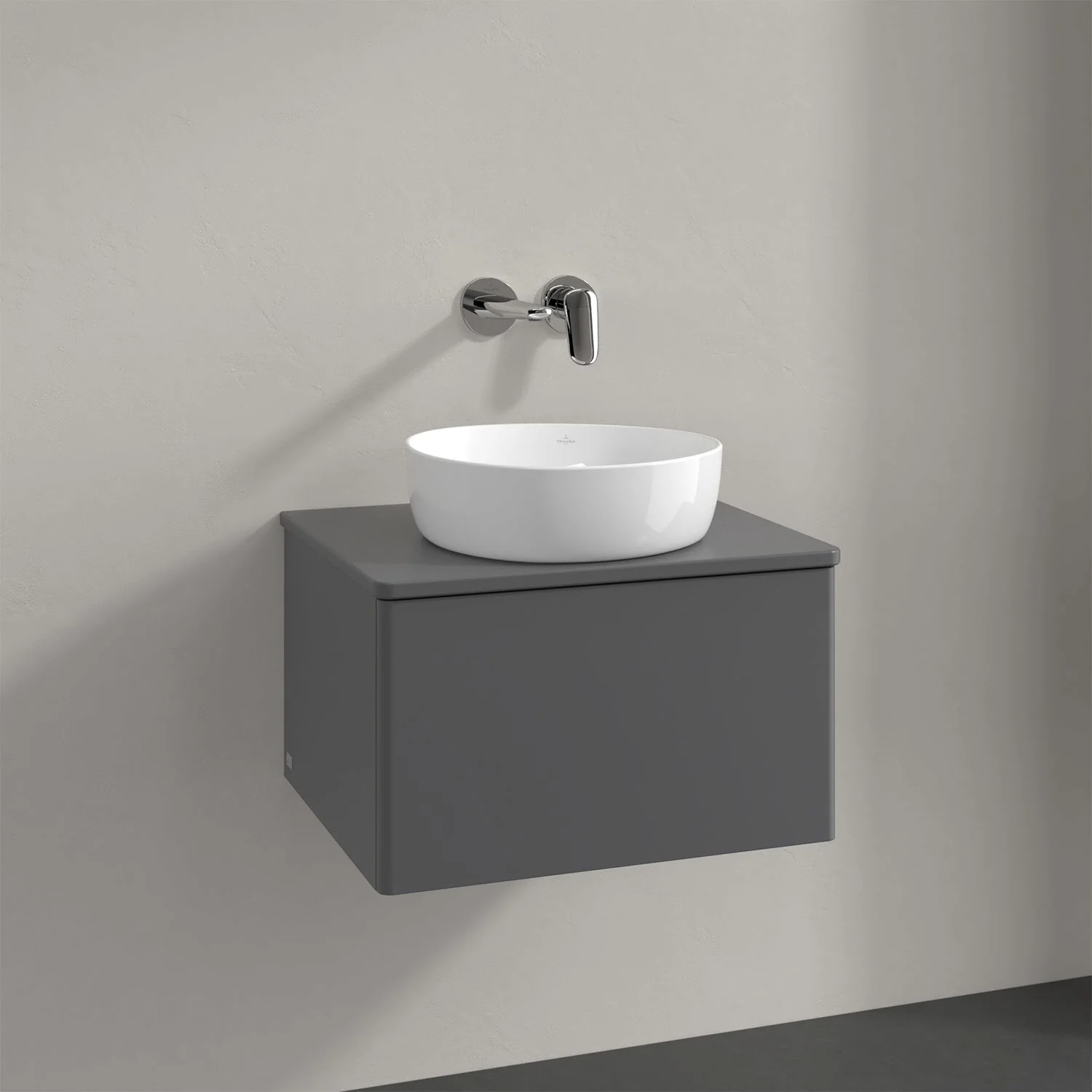 Szara umywalka z baterią ścienną w łazience, Villeroy & Boch