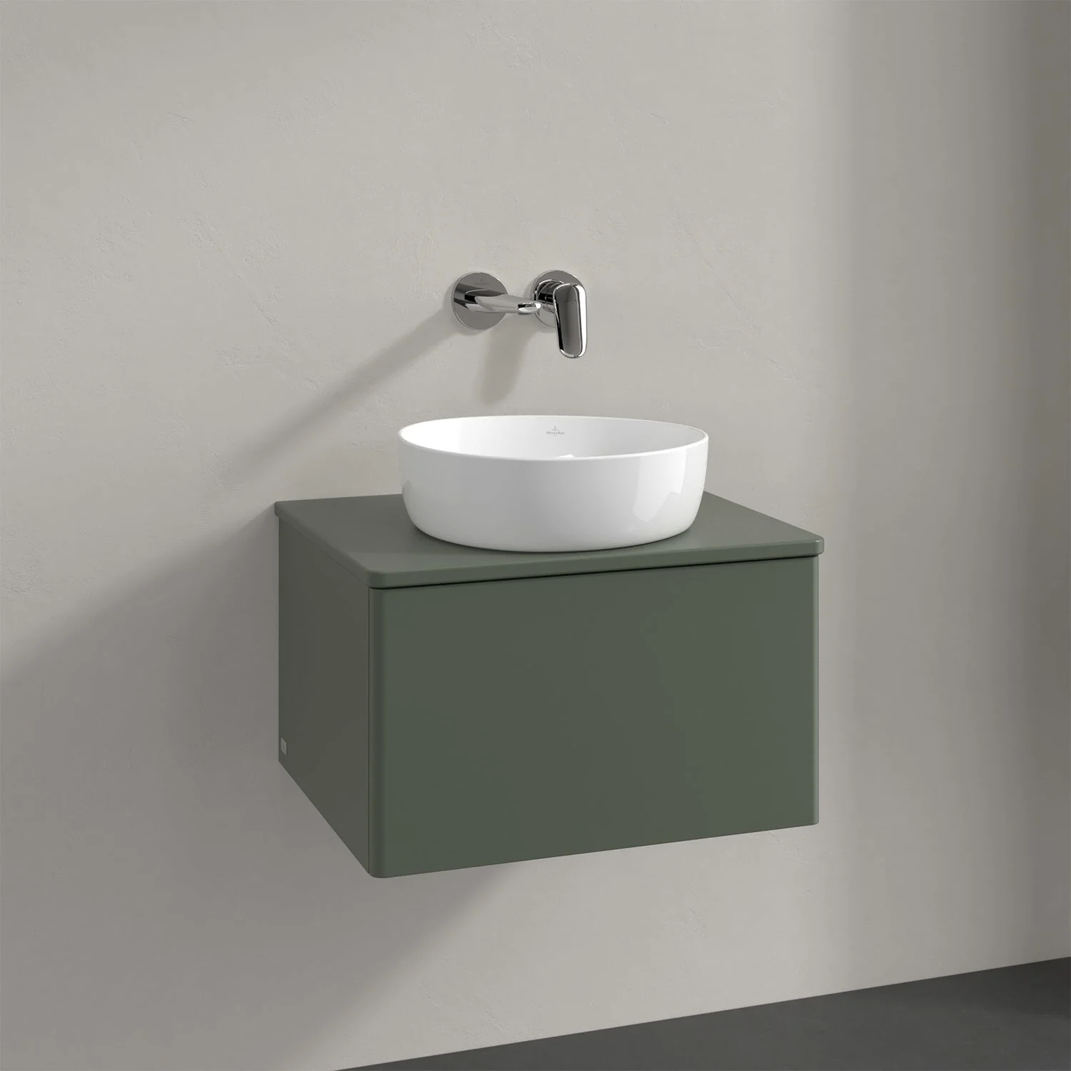 Zielona umywalka z baterią ścienną w łazience, Villeroy & Boch