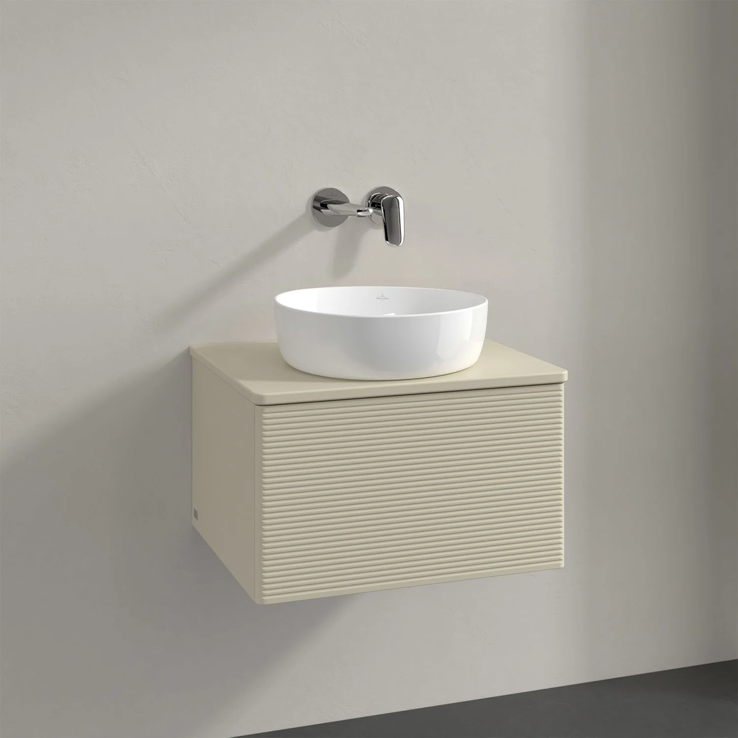 Jasna umywalka z baterią ścienną w łazience, Villeroy & Boch
