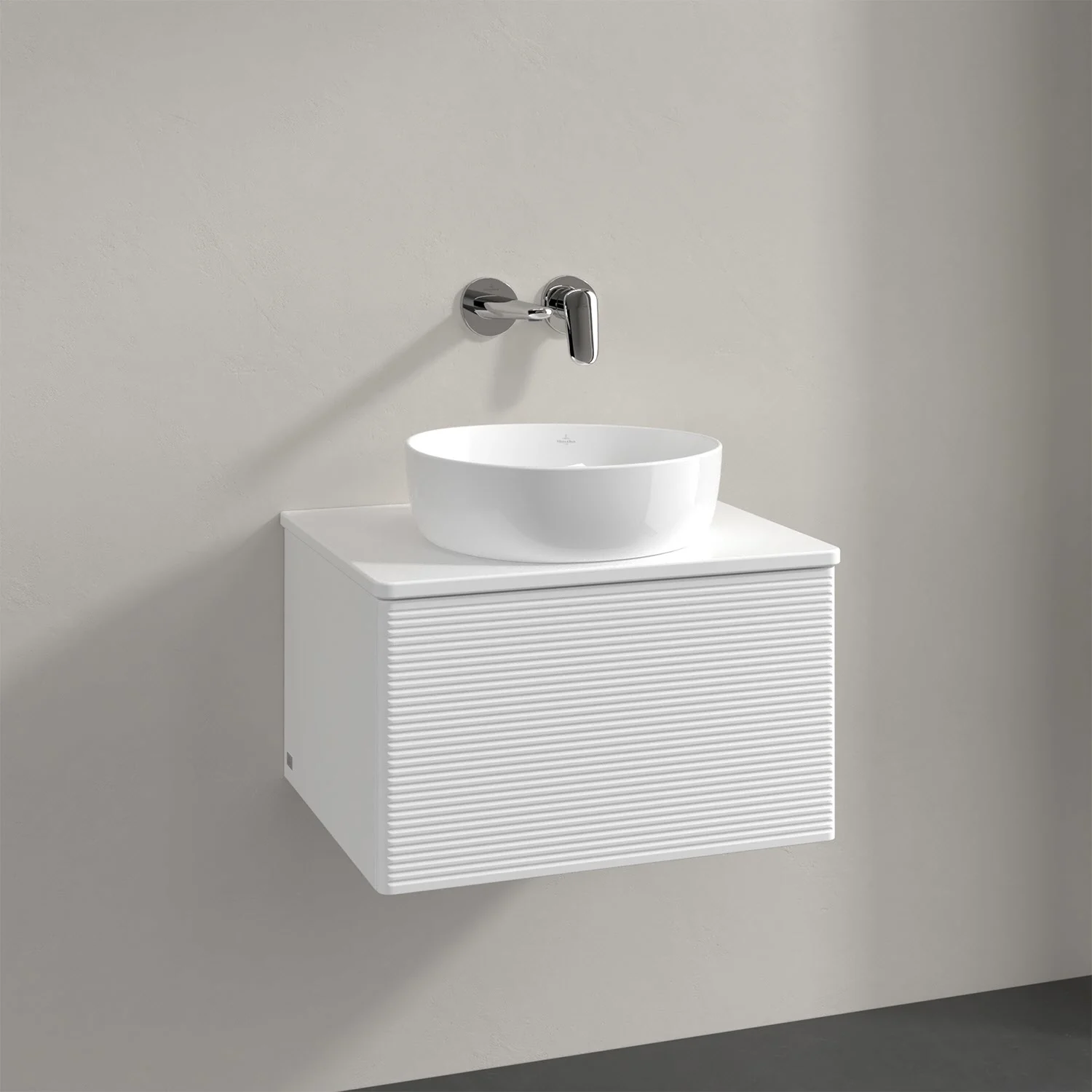Biała umywalka z baterią ścienną w łazience, Villeroy & Boch