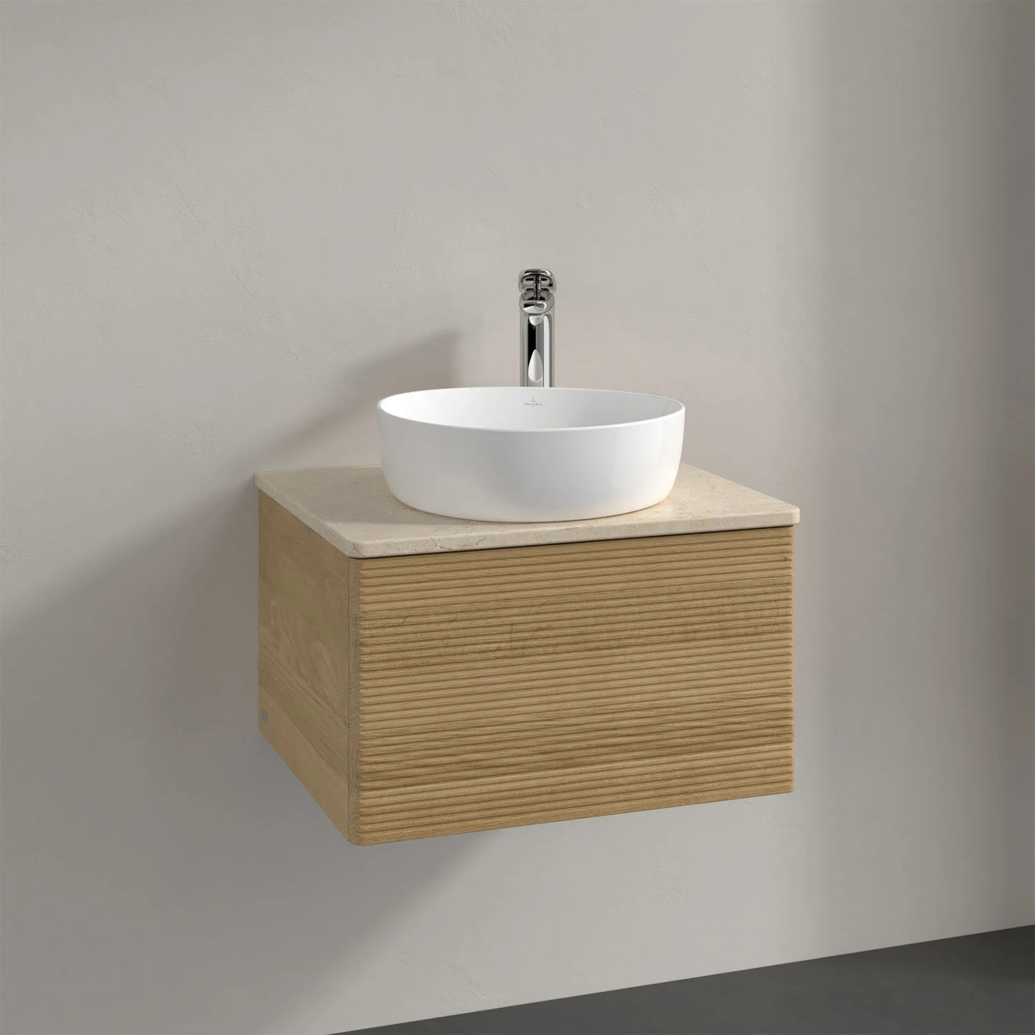 Drewniana umywalka z baterią ścienną z bliska, Villeroy & Boch