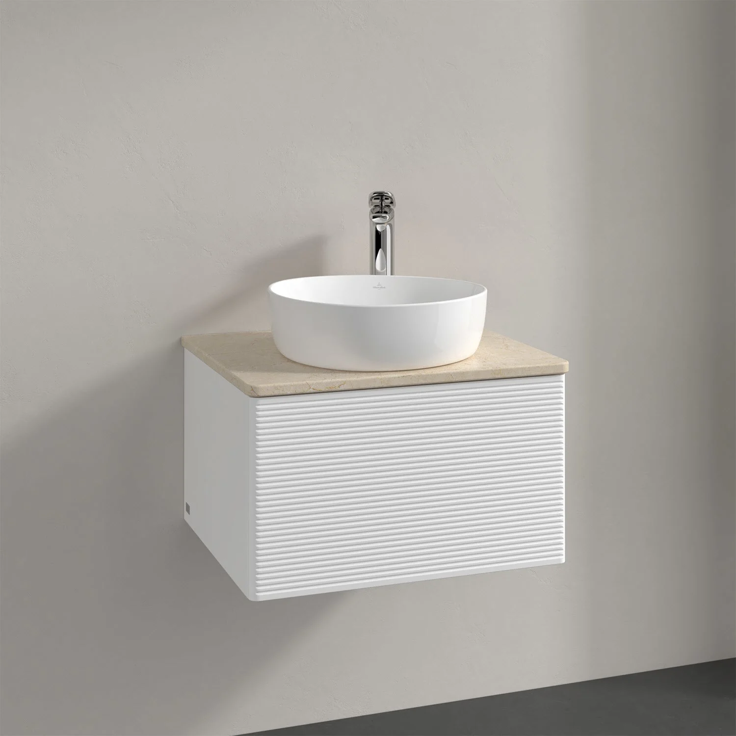 Biała umywalka z baterią ścienną z bliska, Villeroy & Boch