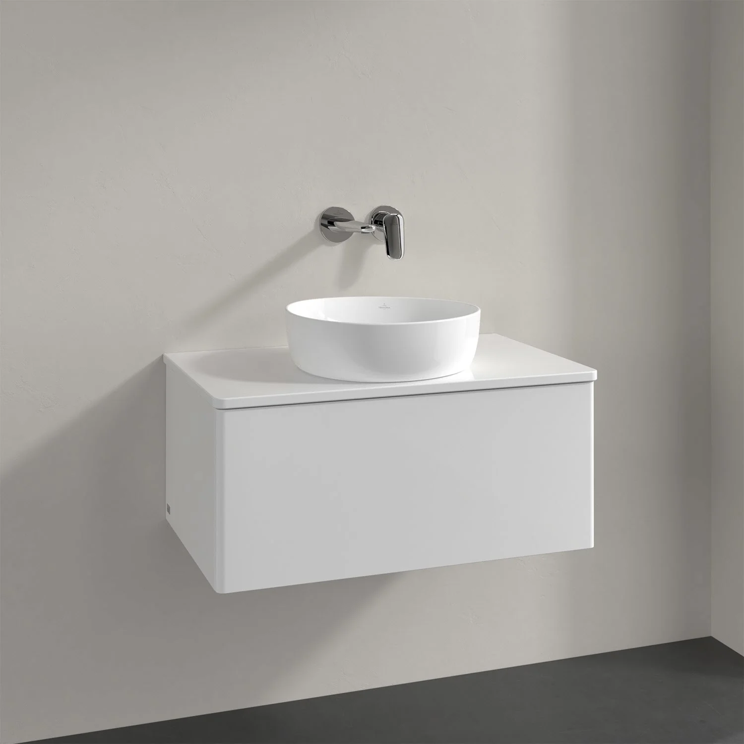 Biała umywalka z baterią ścienną z bliska, Villeroy & Boch