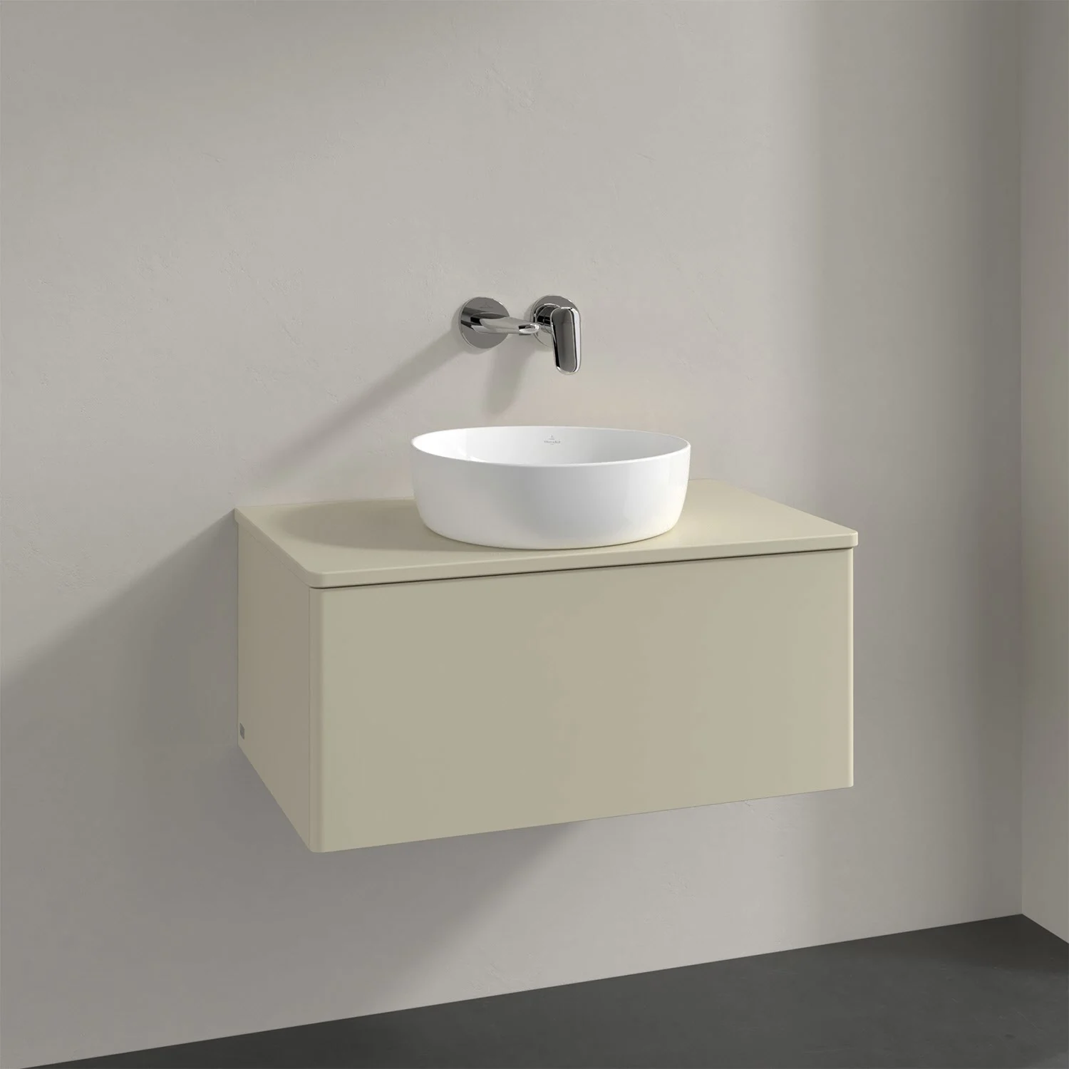 Beżowa umywalka z baterią ścienną z bliska, Villeroy & Boch