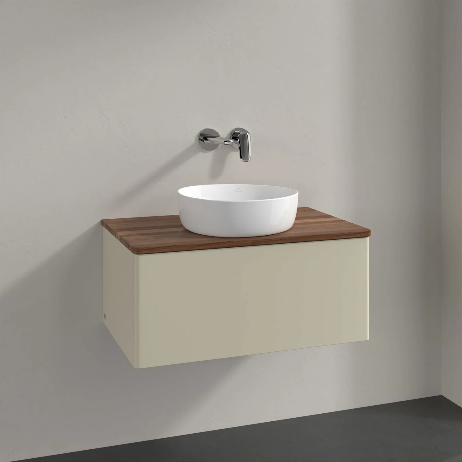 Kremowa umywalka z białą umywalką z bliska, Villeroy & Boch