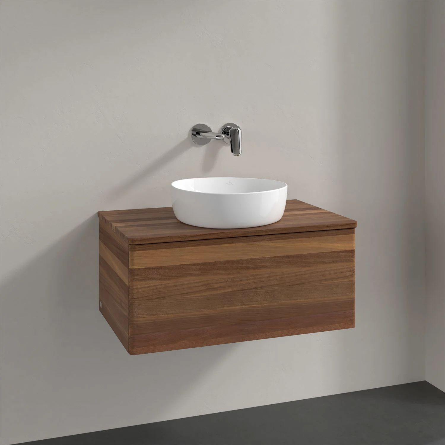 Drewniana umywalka z białą umywalką z bliska, Villeroy & Boch