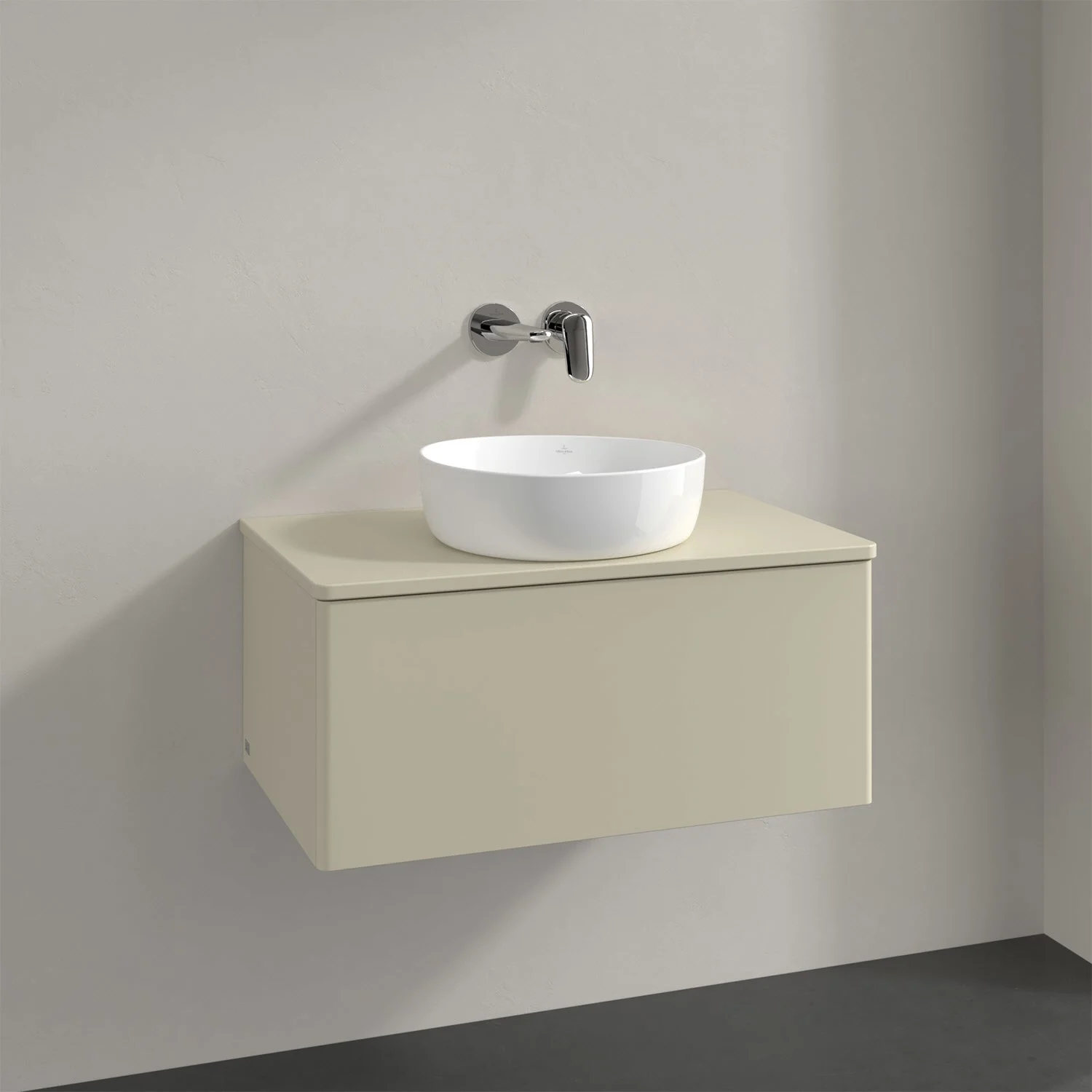 Kremowa umywalka z baterią ścienną w łazience, Villeroy & Boch