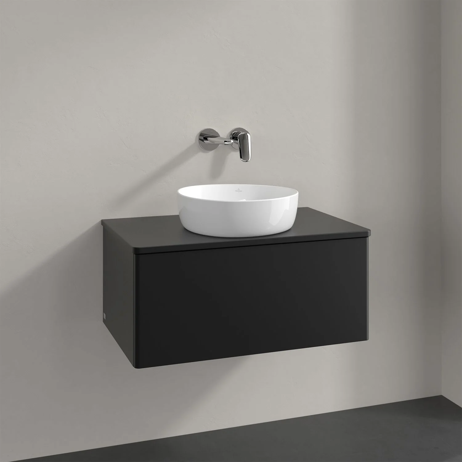 Czarna umywalka z baterią ścienną w łazience, Villeroy & Boch