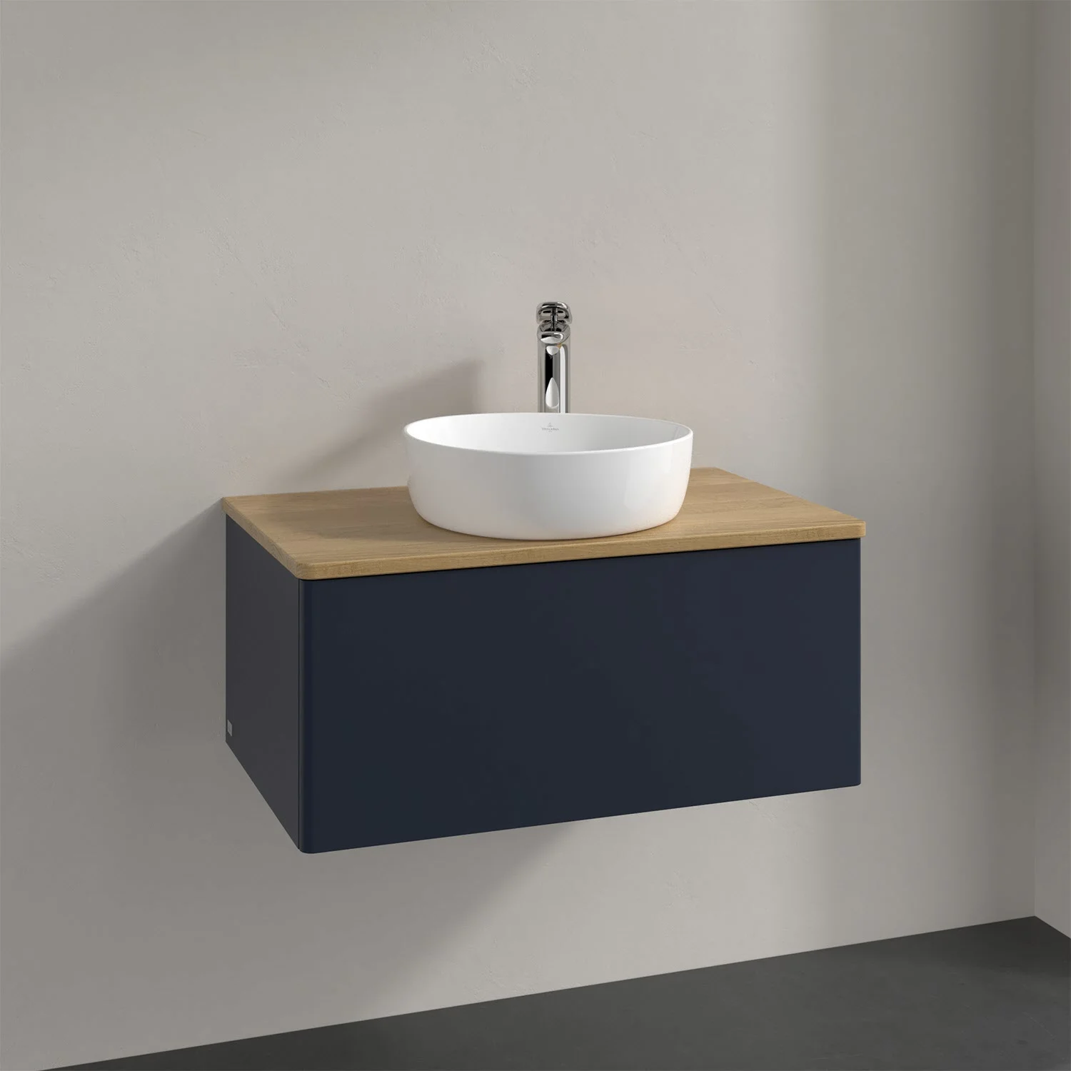 Ciemnoniebieska umywalka z białą umywalką zbliżenie, Villeroy & Boch