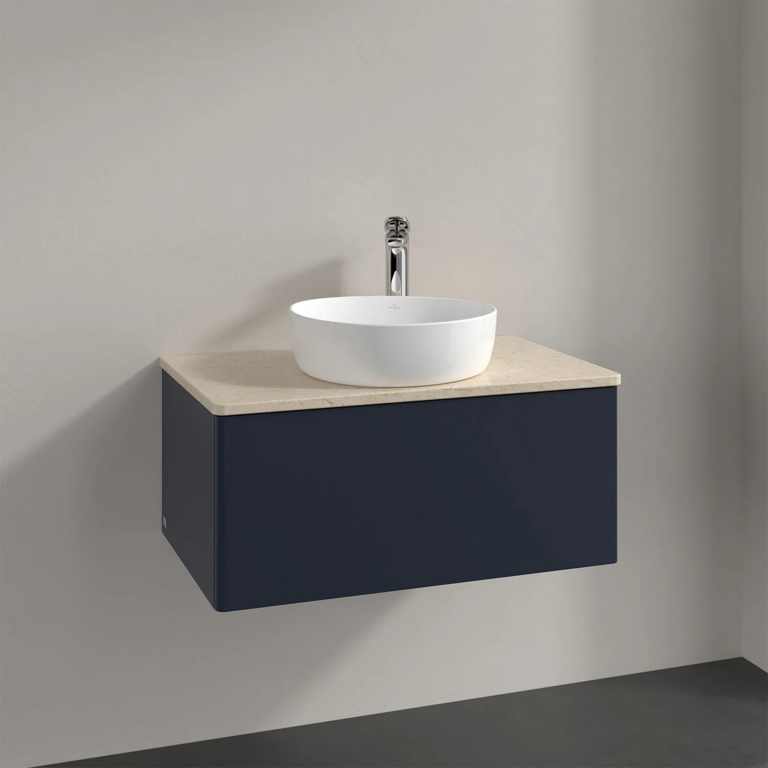 Umywalka z ciemnoniebieskim frontem w zbliżeniu, Villeroy & Boch