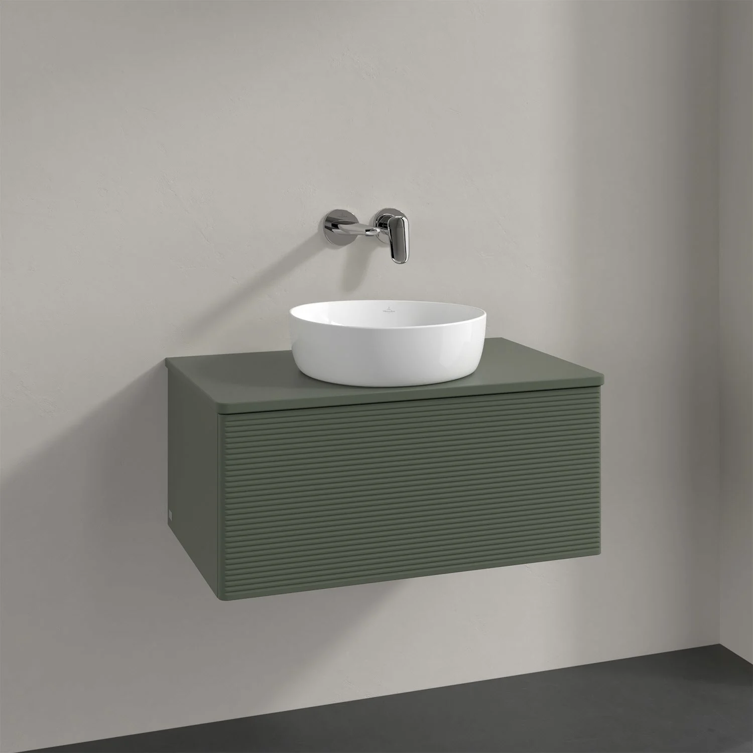 Umywalka z drewnianym blatem i zieloną szafką, Villeroy & Boch