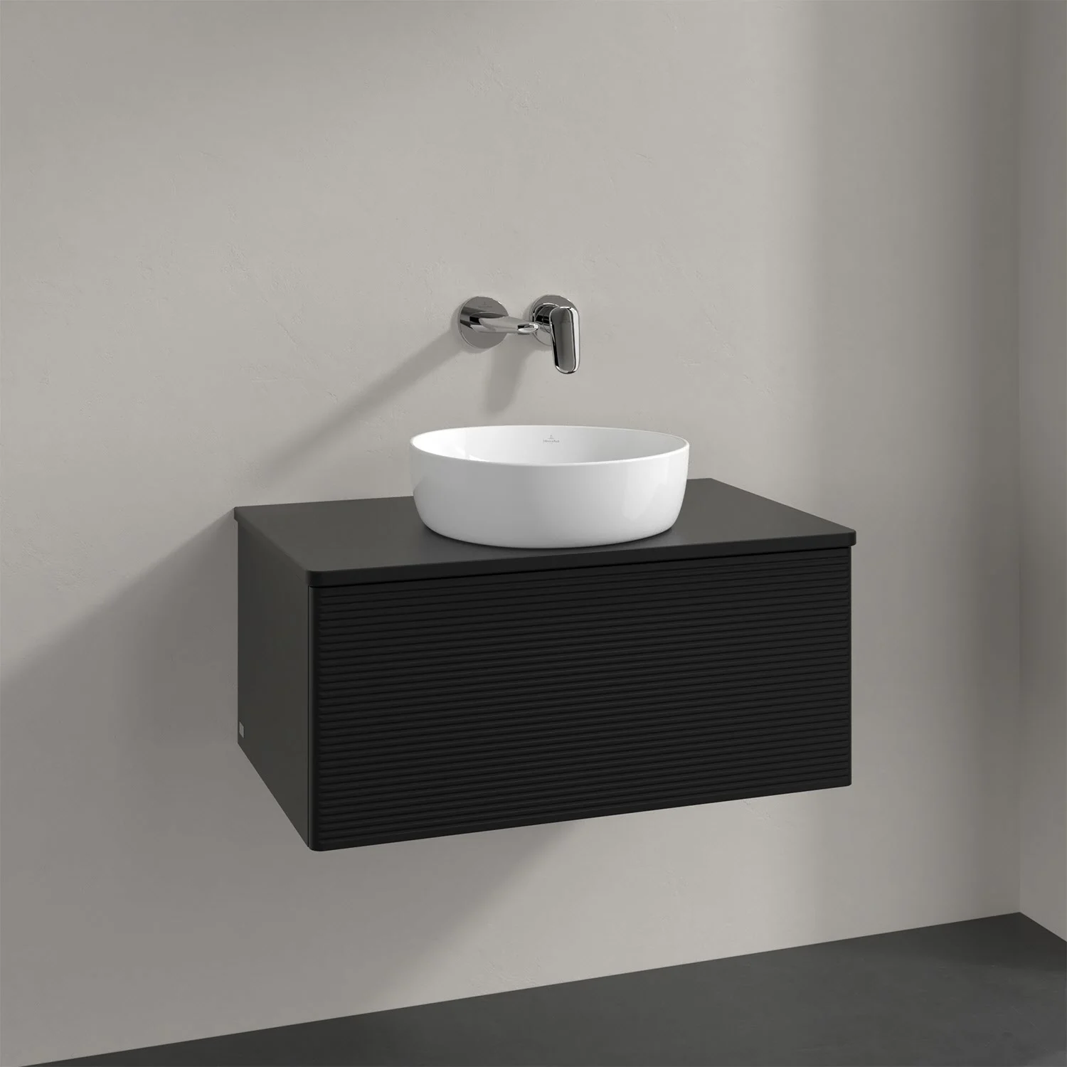 Umywalka z drewnianym blatem i czarną szafką, Villeroy & Boch