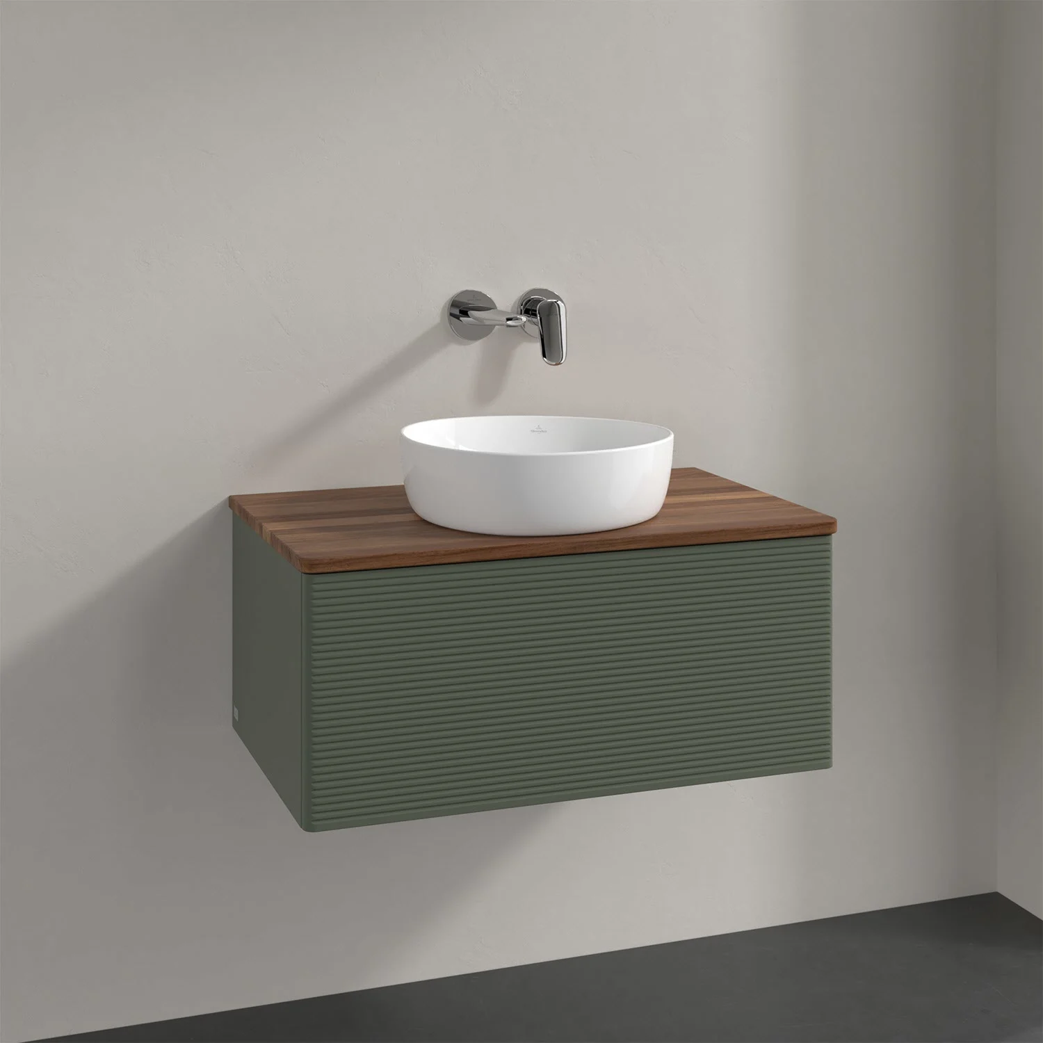 Biała umywalka na zielonej szafce w łazience, Villeroy & Boch