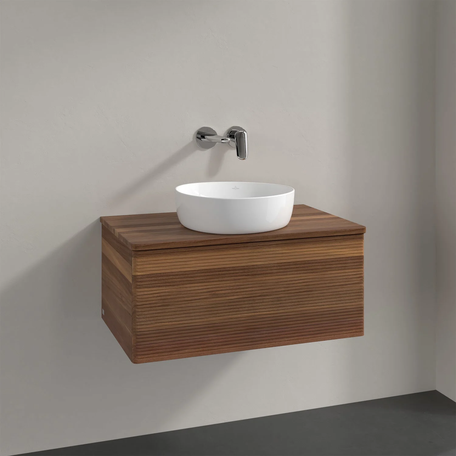 Biała umywalka na ciemnej drewnianej szafce w łazience, Villeroy & Boch