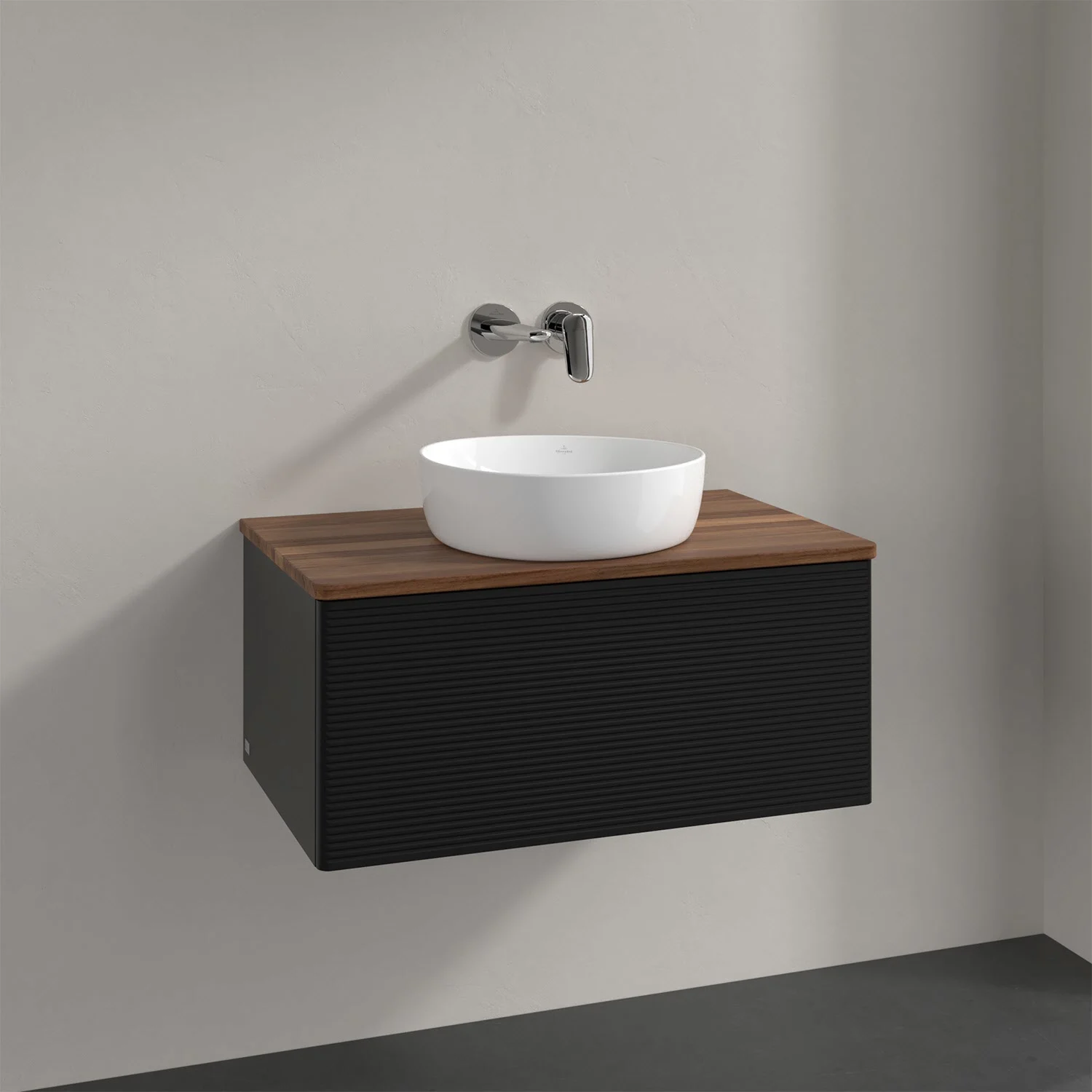 Czarna umywalka z baterią ścienną w łazience, Villeroy & Boch