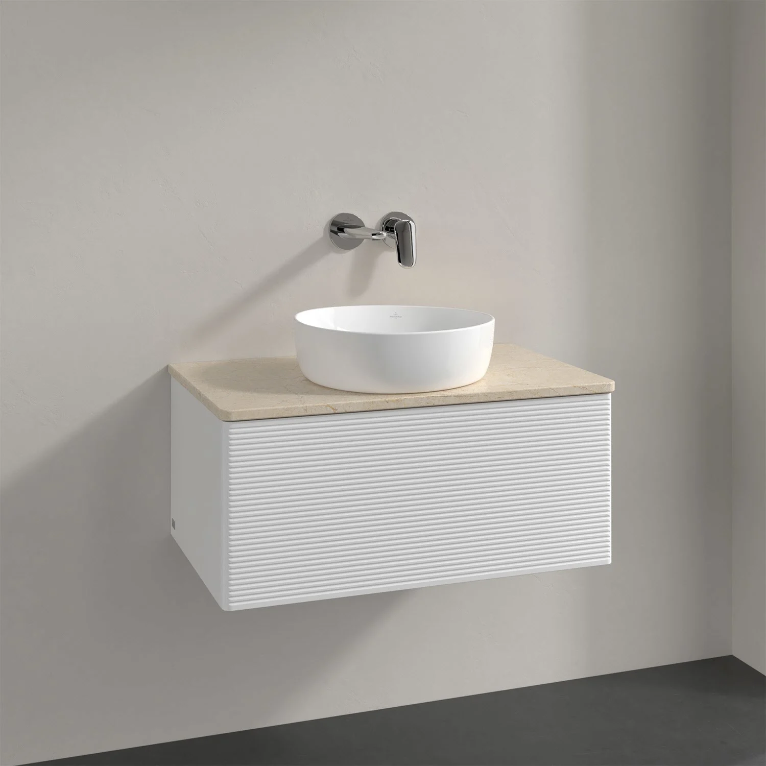 Biała umywalka z baterią ścienną w łazience, Villeroy & Boch