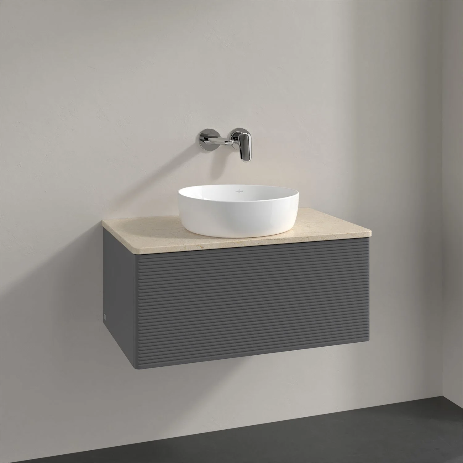 Szara umywalka z baterią ścienną w łazience, Villeroy & Boch