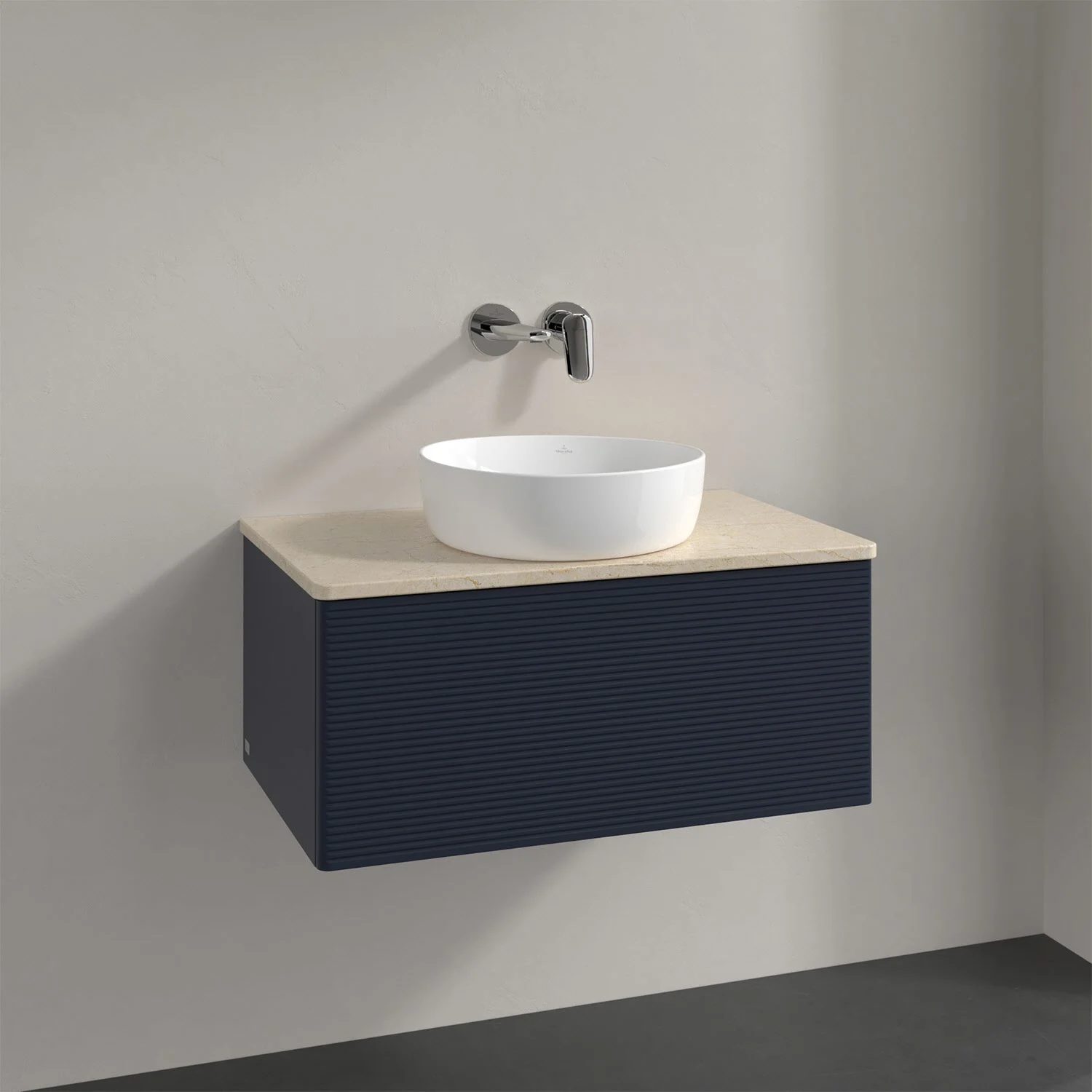 Ciemnoniebieska umywalka z baterią ścienną w łazience, Villeroy & Boch
