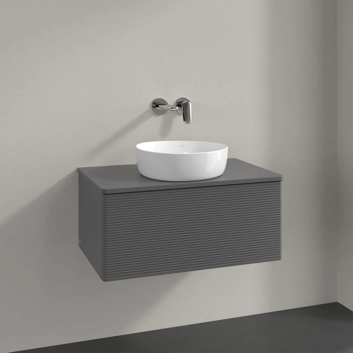 Szara umywalka z baterią ścienną w łazience, Villeroy & Boch