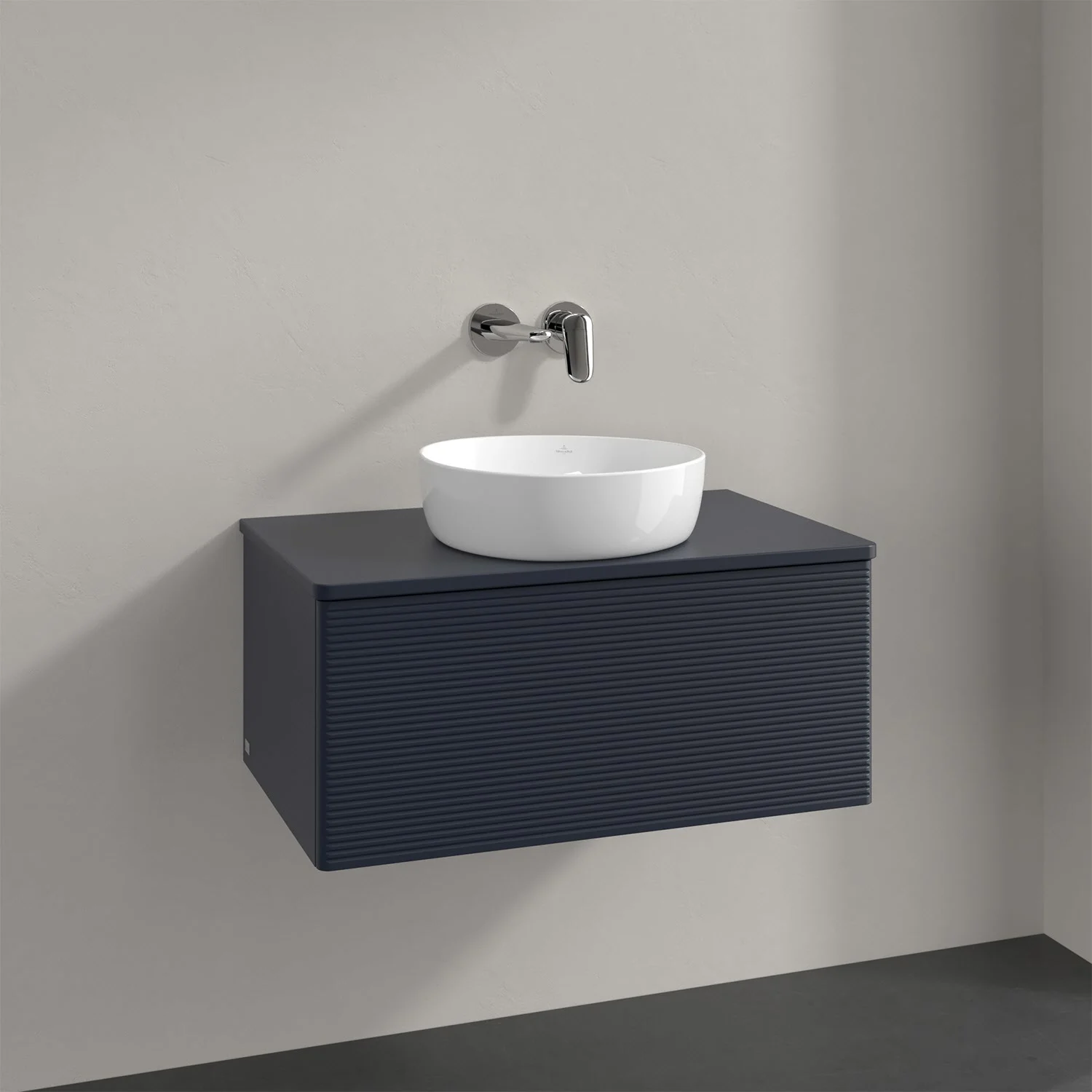 Czarna umywalka z baterią ścienną w łazience, Villeroy & Boch