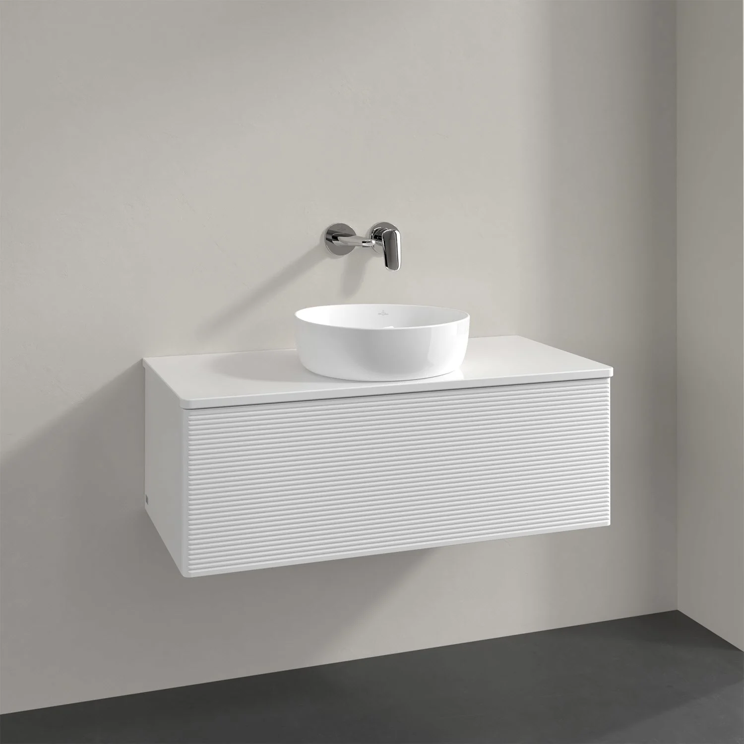Biała szafka łazienkowa z białą umywalką z bliska, Villeroy & Boch