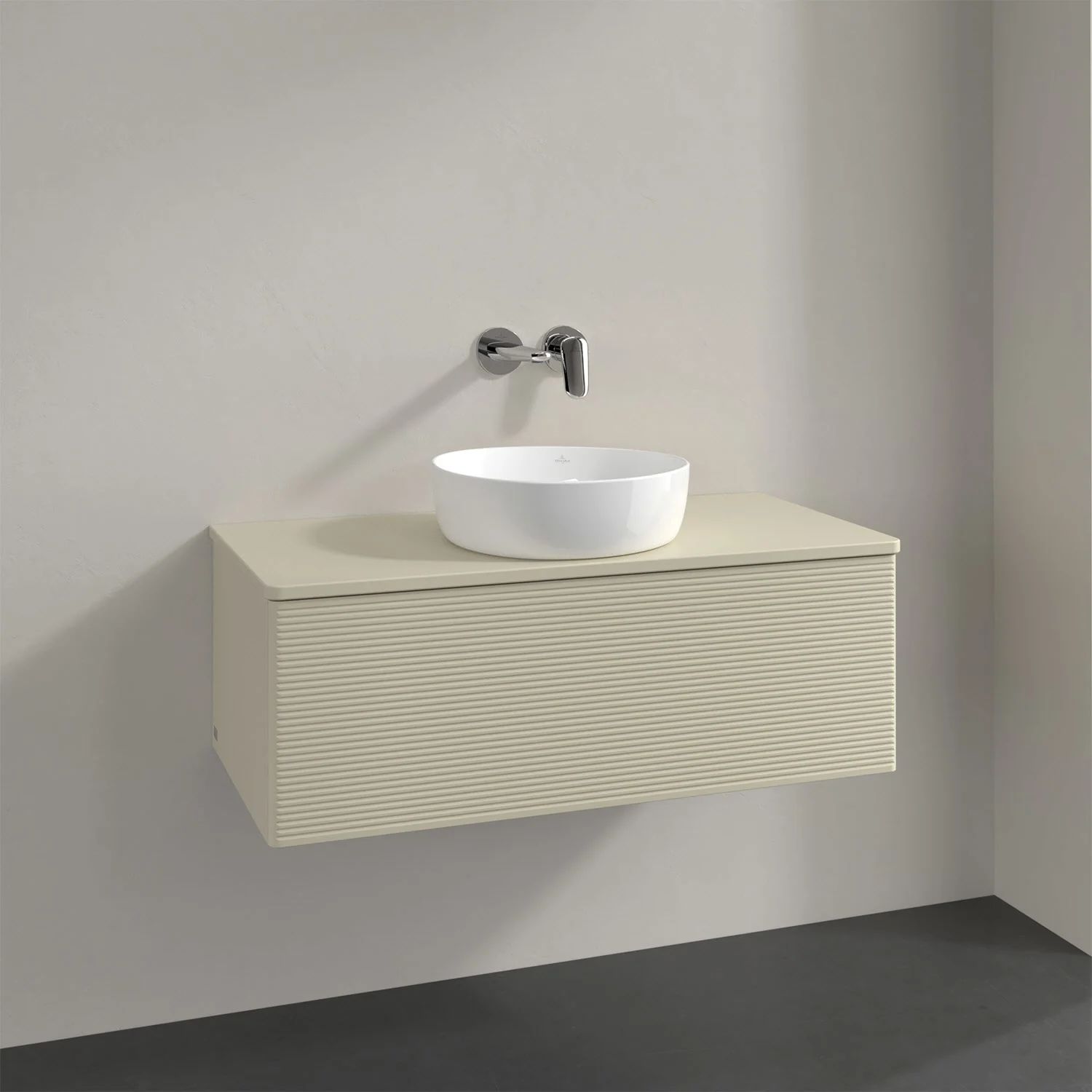 Jasna szafka łazienkowa z białą umywalką z bliska, Villeroy & Boch