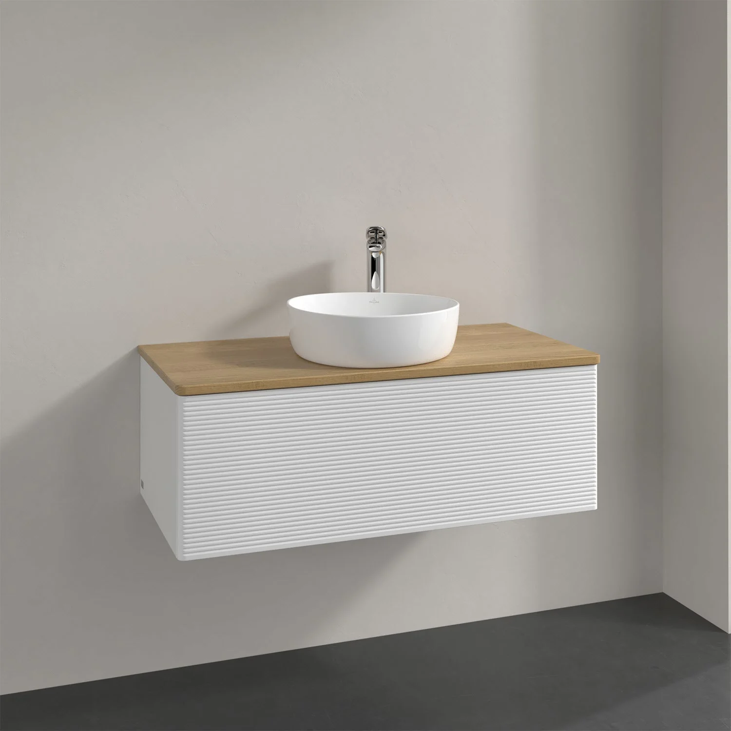 Umywalka z drewnianym blatem i białą umywalką, Villeroy & Boch