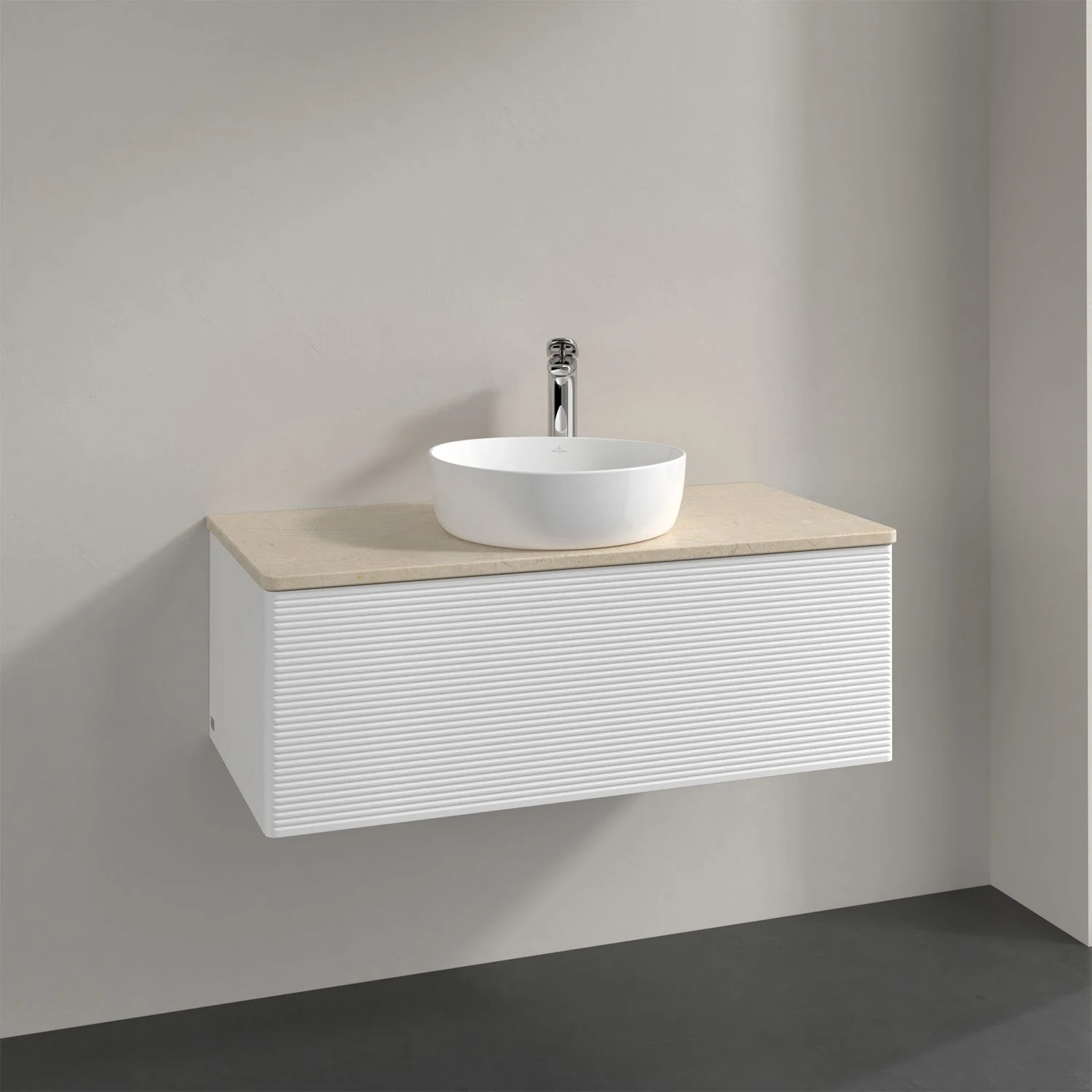 Biała umywalka z baterią ścienną w łazience, Villeroy & Boch