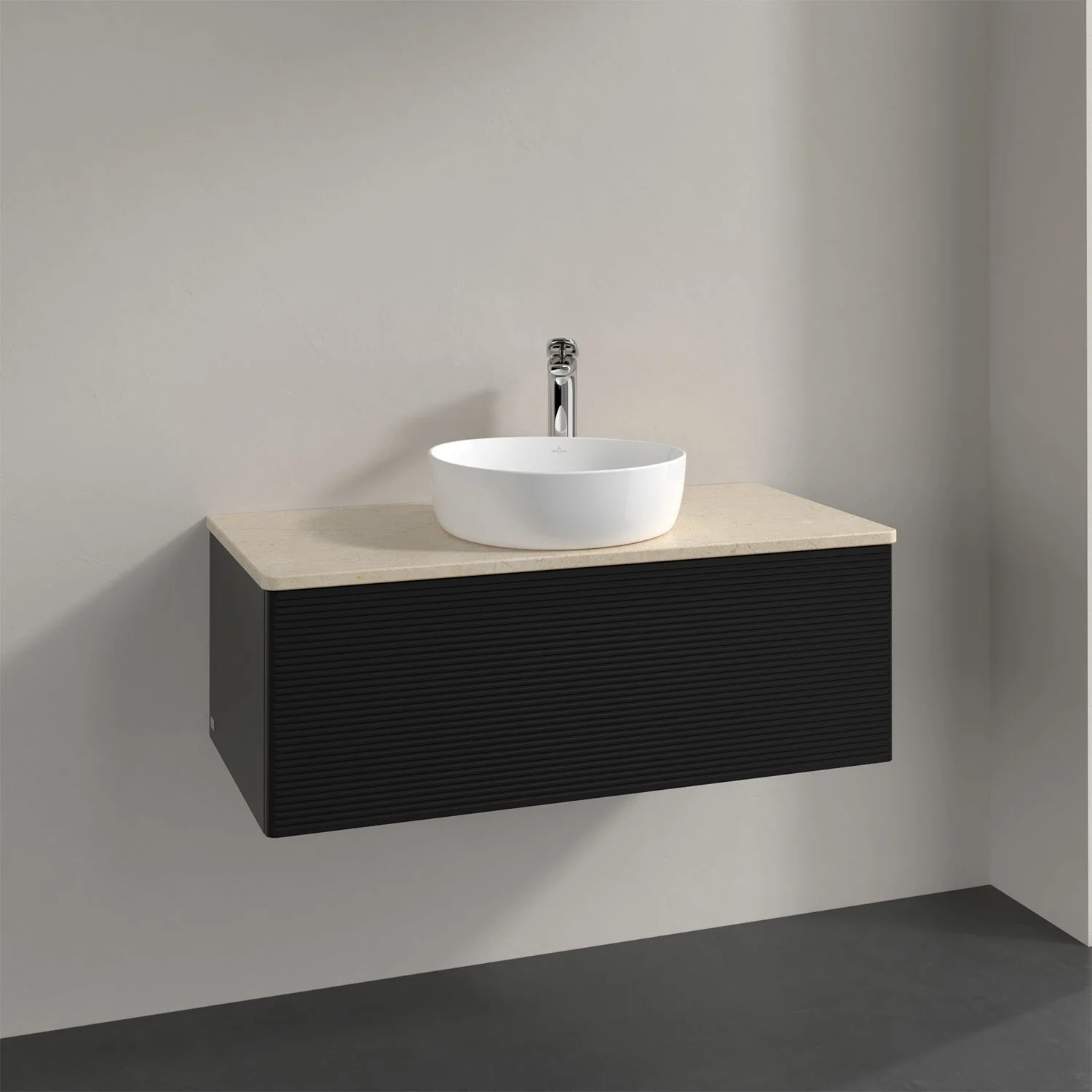Czarna umywalka z baterią ścienną w łazience, Villeroy & Boch