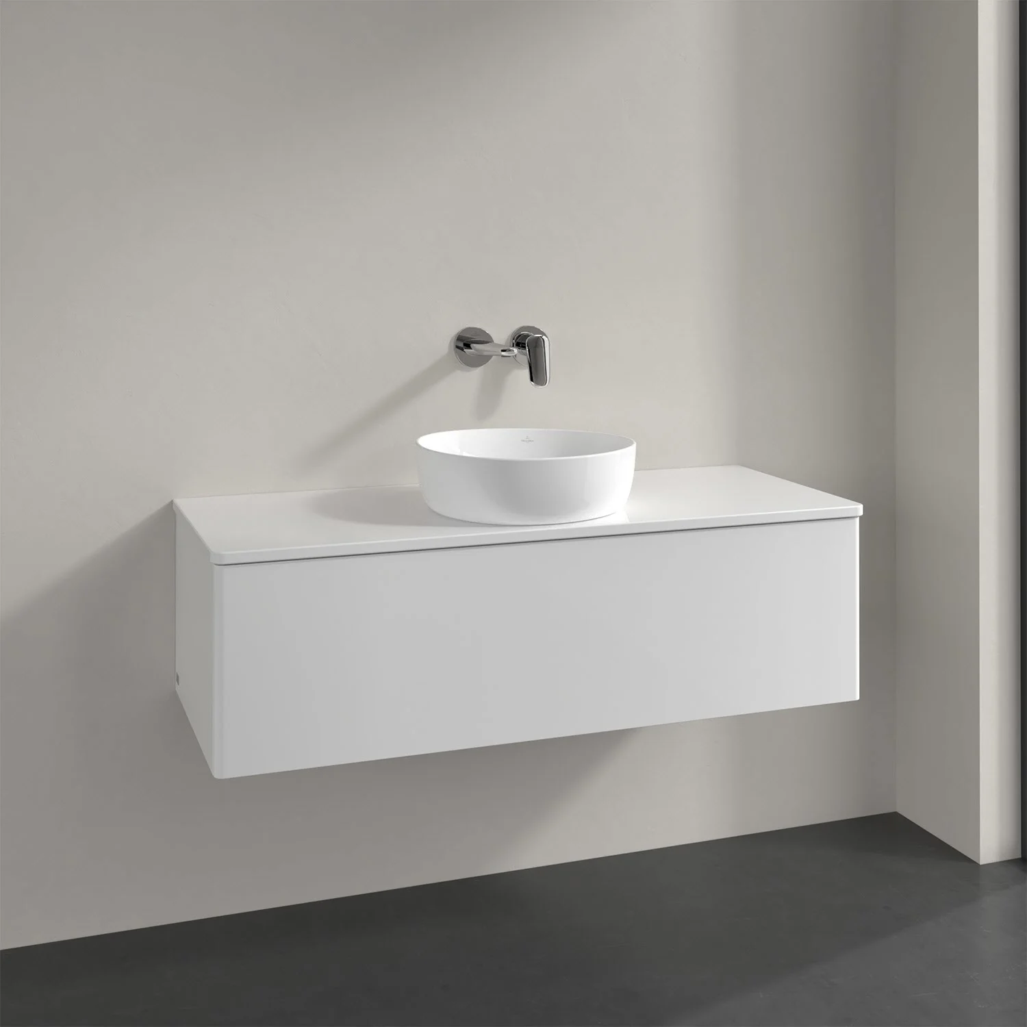 Biała umywalka z baterią ścienną w łazience, Villeroy & Boch