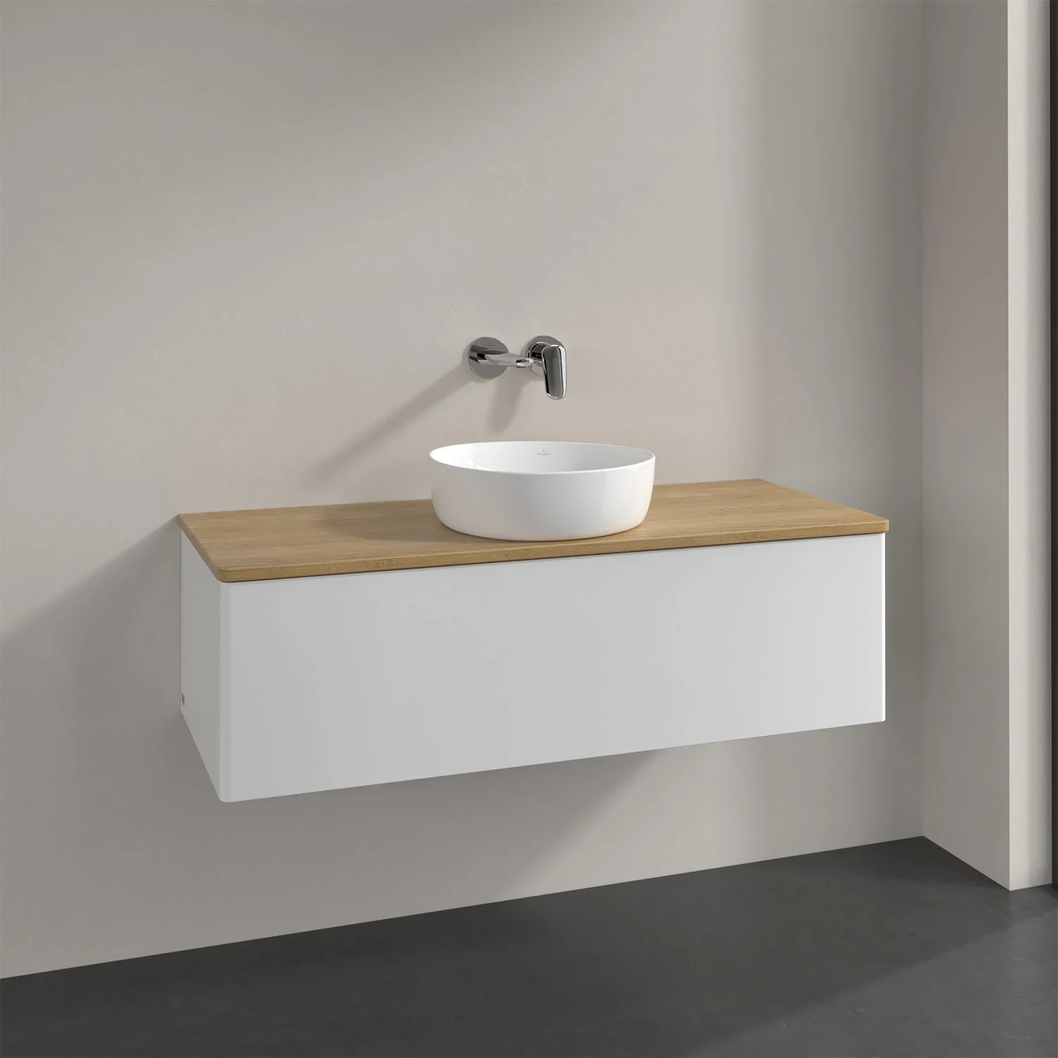 Umywalka z drewnianą powierzchnią i białą umywalką, Villeroy & Boch